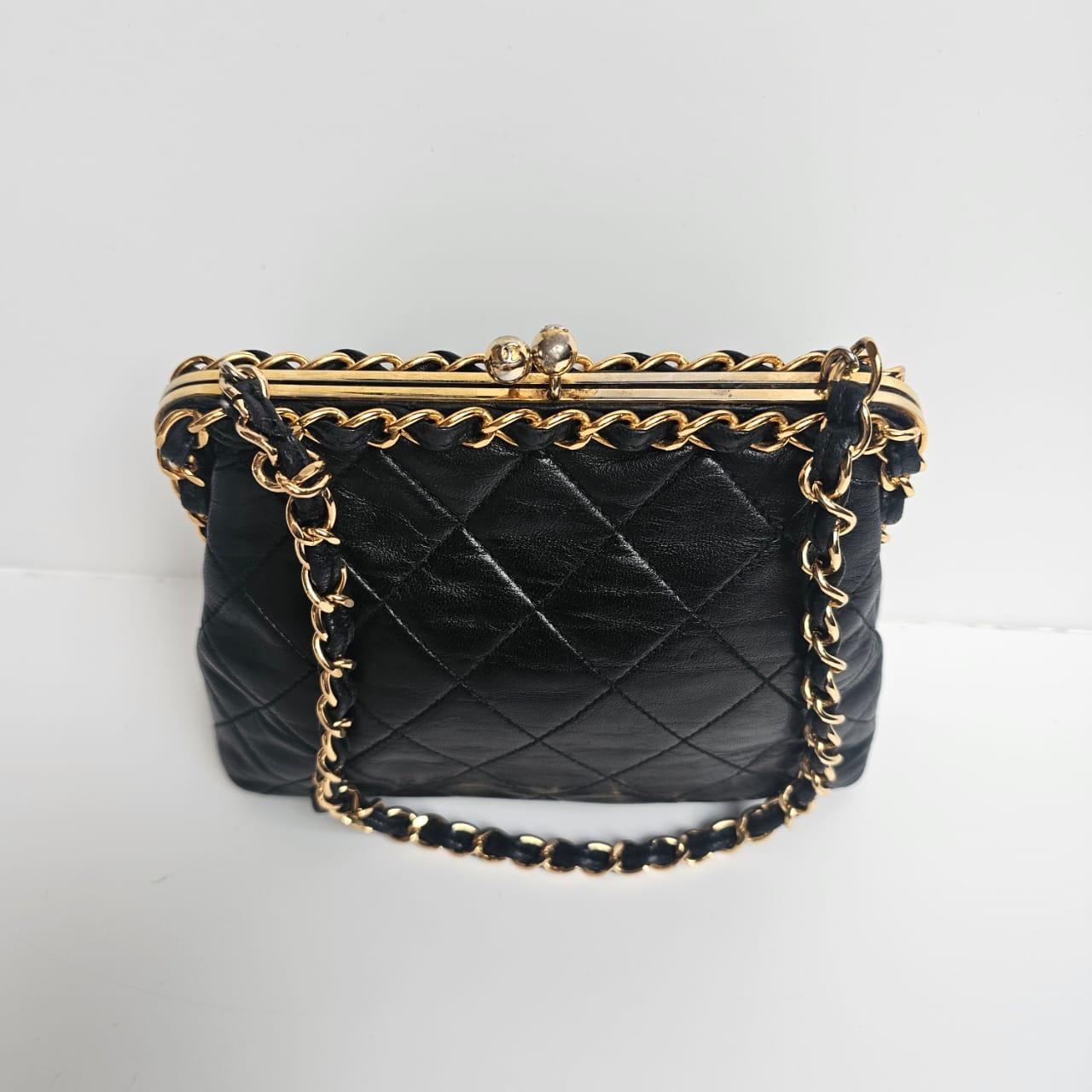 Porte-monnaie vintage en chaîne en peau d'agneau de Chanel. En bon état vintage, avec un ternissement visible sur la quincaillerie, en particulier sur la zone d'ouverture du cadre en métal. Le cuir est légèrement souple. Série n°3. Livré avec son