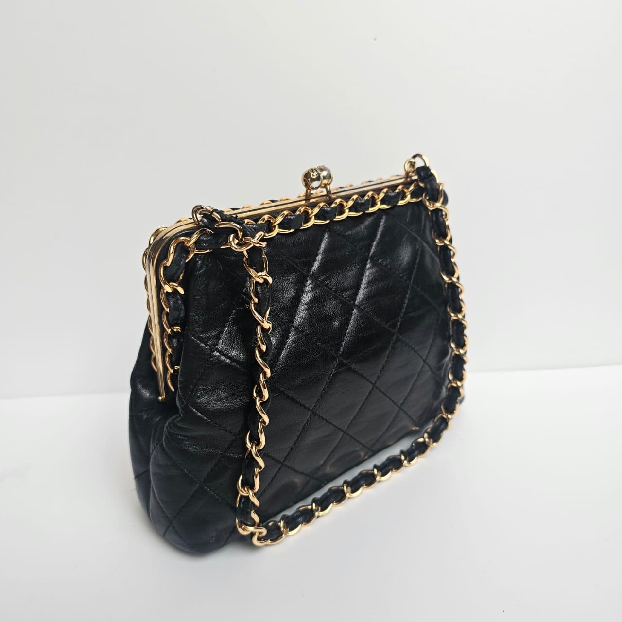 Noir 1990 Chanel - Porte-monnaie Kiss-Lock en cuir d'agneau noir garni de chaînes dorées en vente