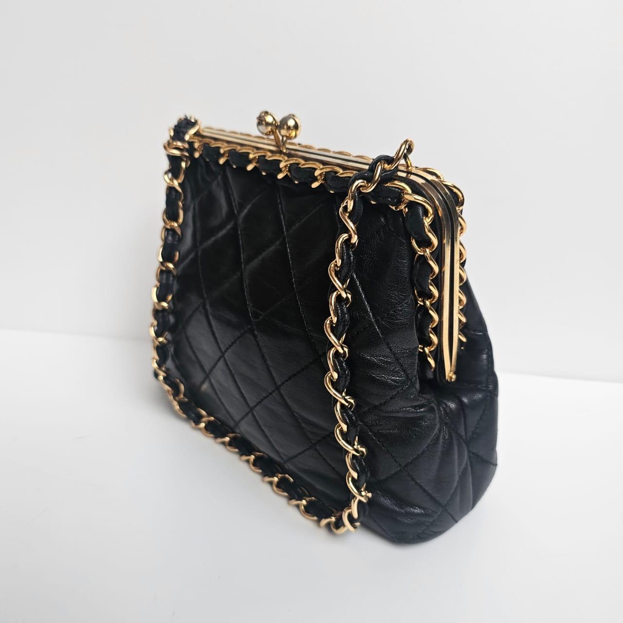 1990 Chanel - Porte-monnaie Kiss-Lock en cuir d'agneau noir garni de chaînes dorées Bon état - En vente à Jakarta, Daerah Khusus Ibukota Jakarta