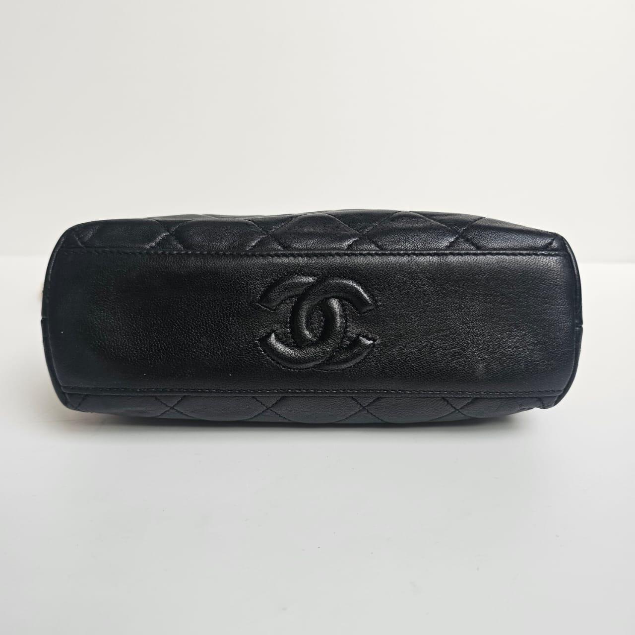 1990 Chanel - Porte-monnaie Kiss-Lock en cuir d'agneau noir garni de chaînes dorées Pour femmes en vente