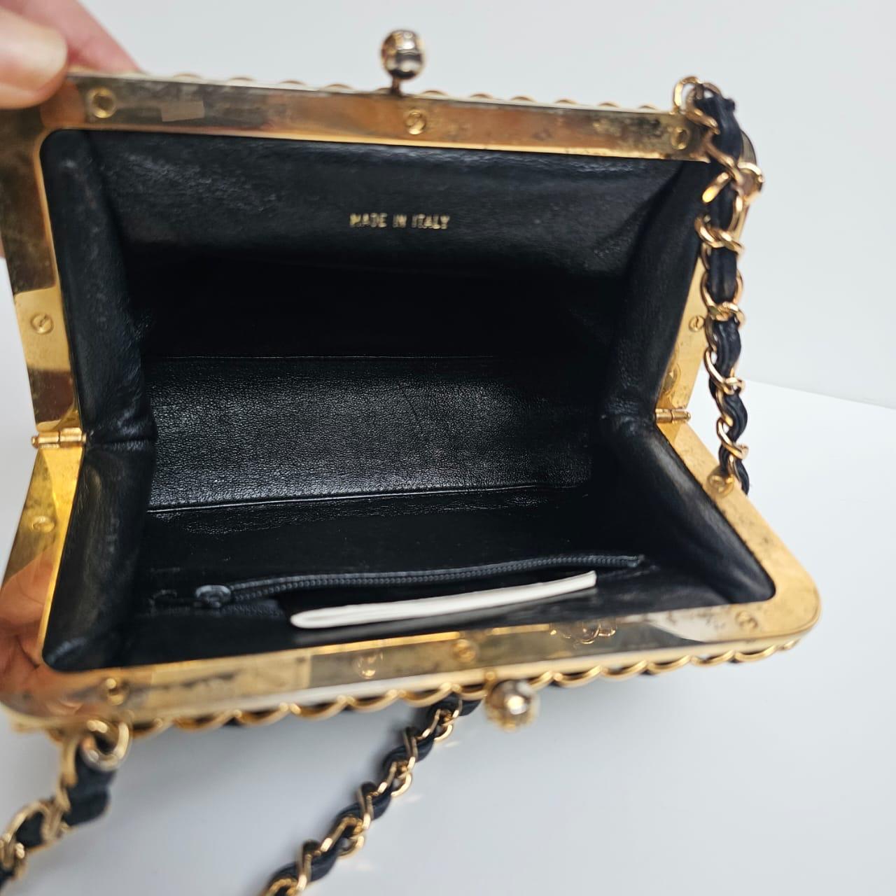 1990 Chanel - Porte-monnaie Kiss-Lock en cuir d'agneau noir garni de chaînes dorées en vente 1