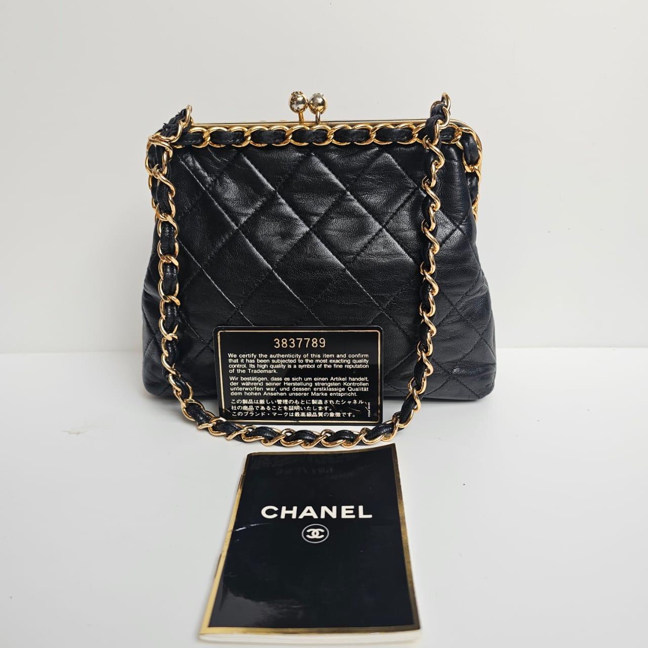 1990 Chanel - Porte-monnaie Kiss-Lock en cuir d'agneau noir garni de chaînes dorées en vente 2