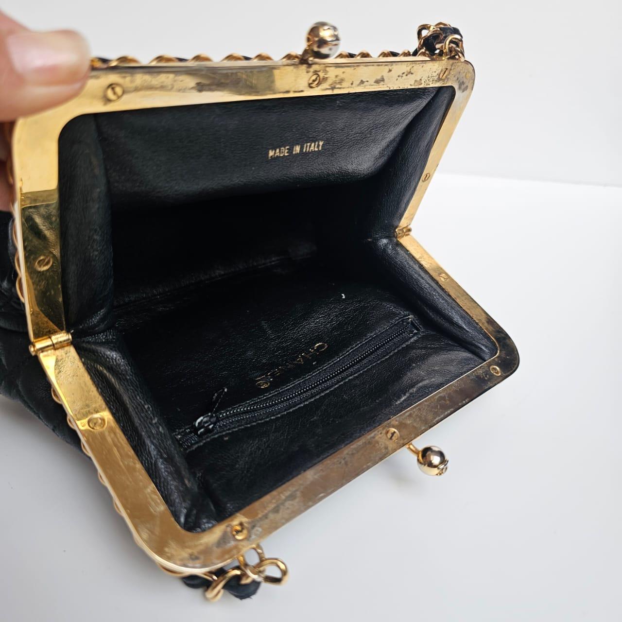 1990 Chanel - Porte-monnaie Kiss-Lock en cuir d'agneau noir garni de chaînes dorées en vente 3