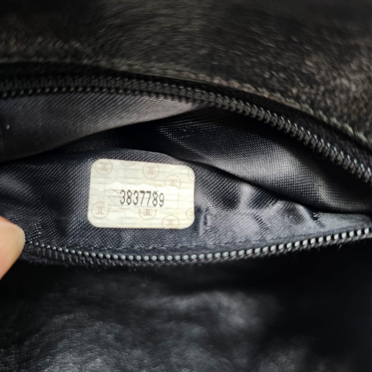 1990 Chanel - Porte-monnaie Kiss-Lock en cuir d'agneau noir garni de chaînes dorées en vente 4