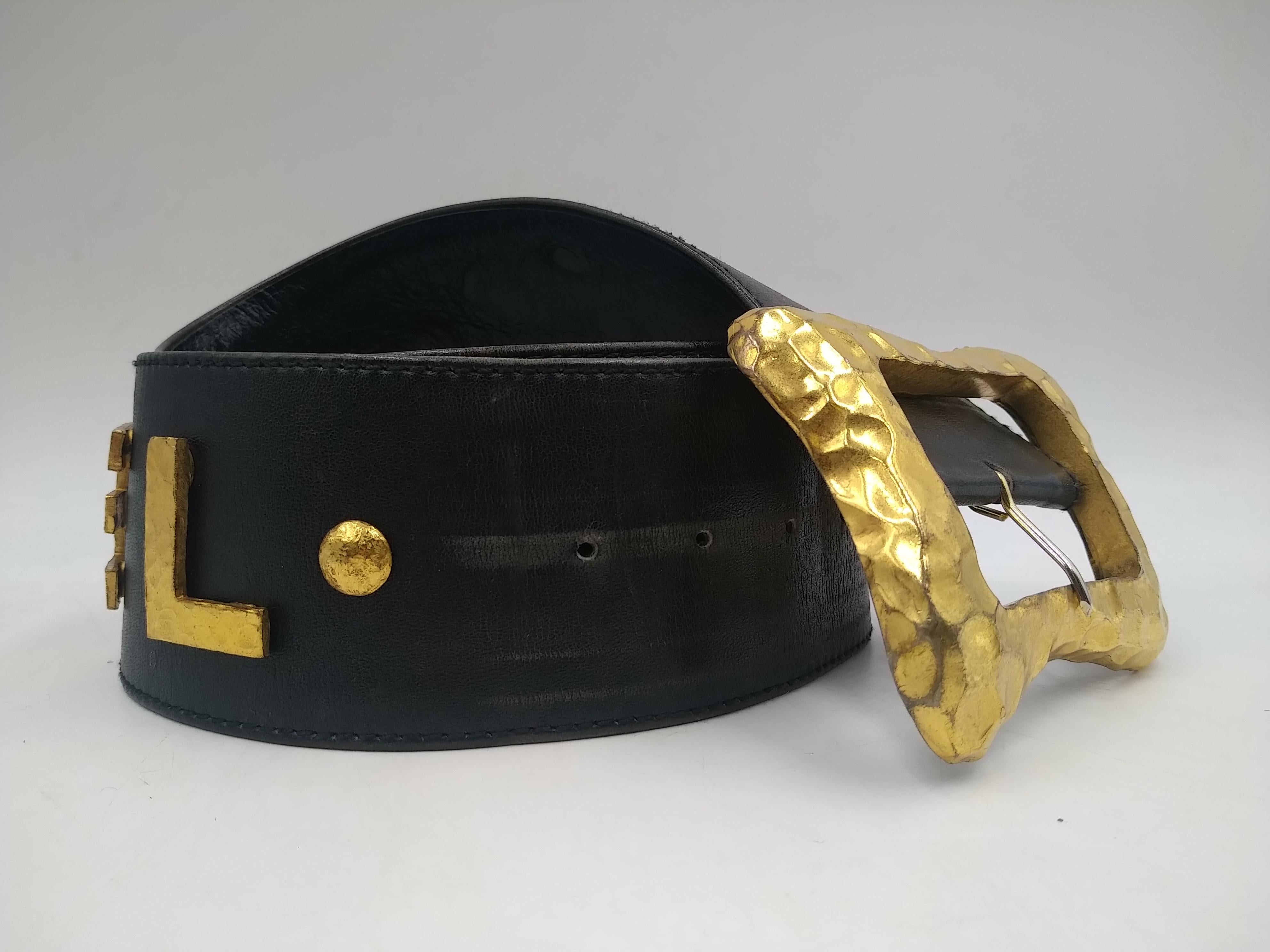 Chanel black leather belt Gold Iconic written Chanel, Runway spring/summer 1993
- 100% authentic chanel
- Black leather belt with large gold-colored Chanel lettering
- Signed CHANEL 93 CC P Made in France, SIZE 80/32