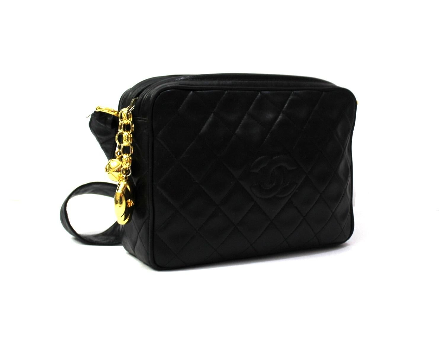 Chanel Camera Bag format made of black leather with golden hardware.
Zip closure, internally large enough.
Equipped with leather shoulder strap. The bag despite being a vintage product is in good condition.
