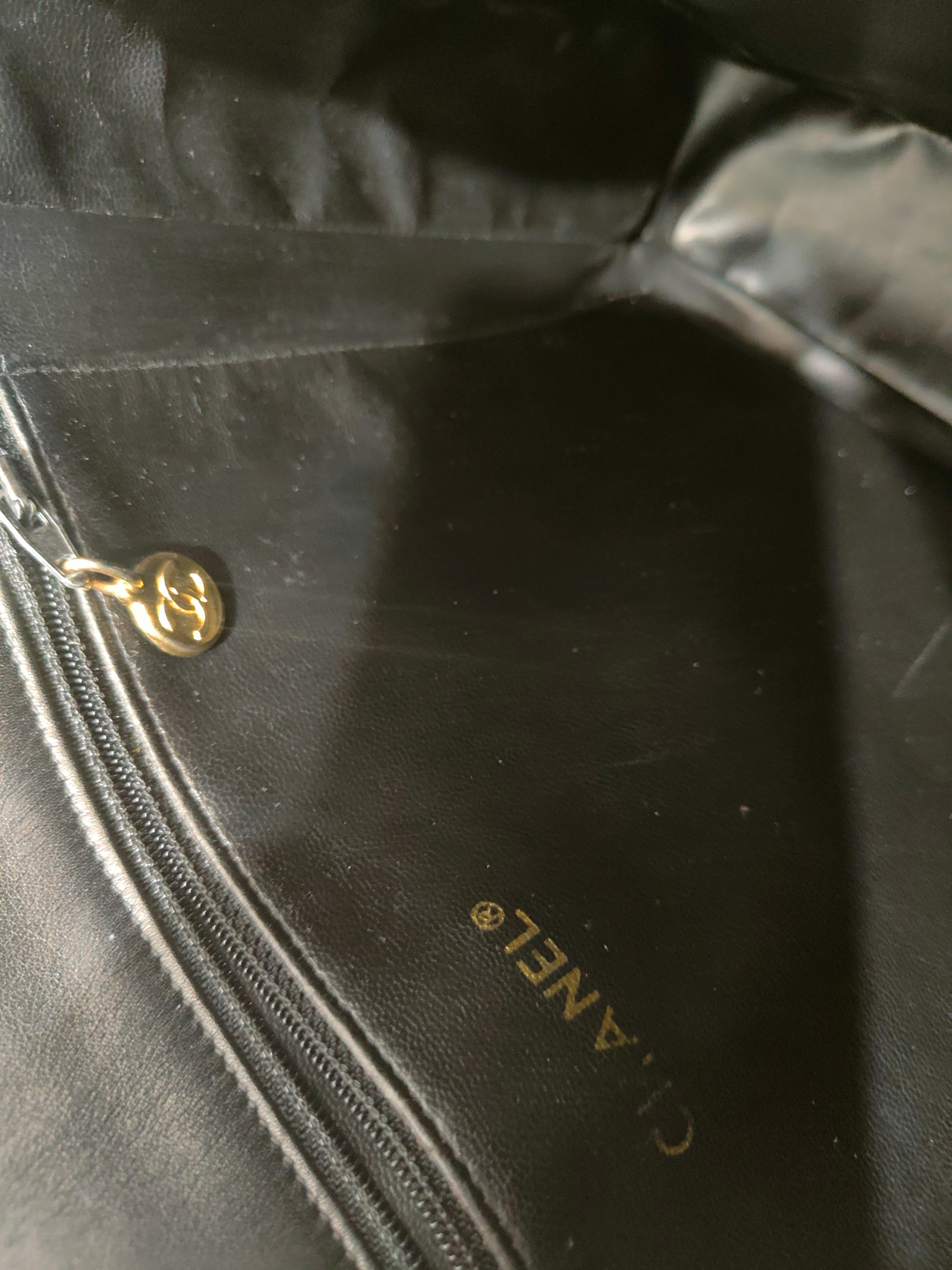 Black 1990s Chanel black leather gold hardware shoulder bag For Sale