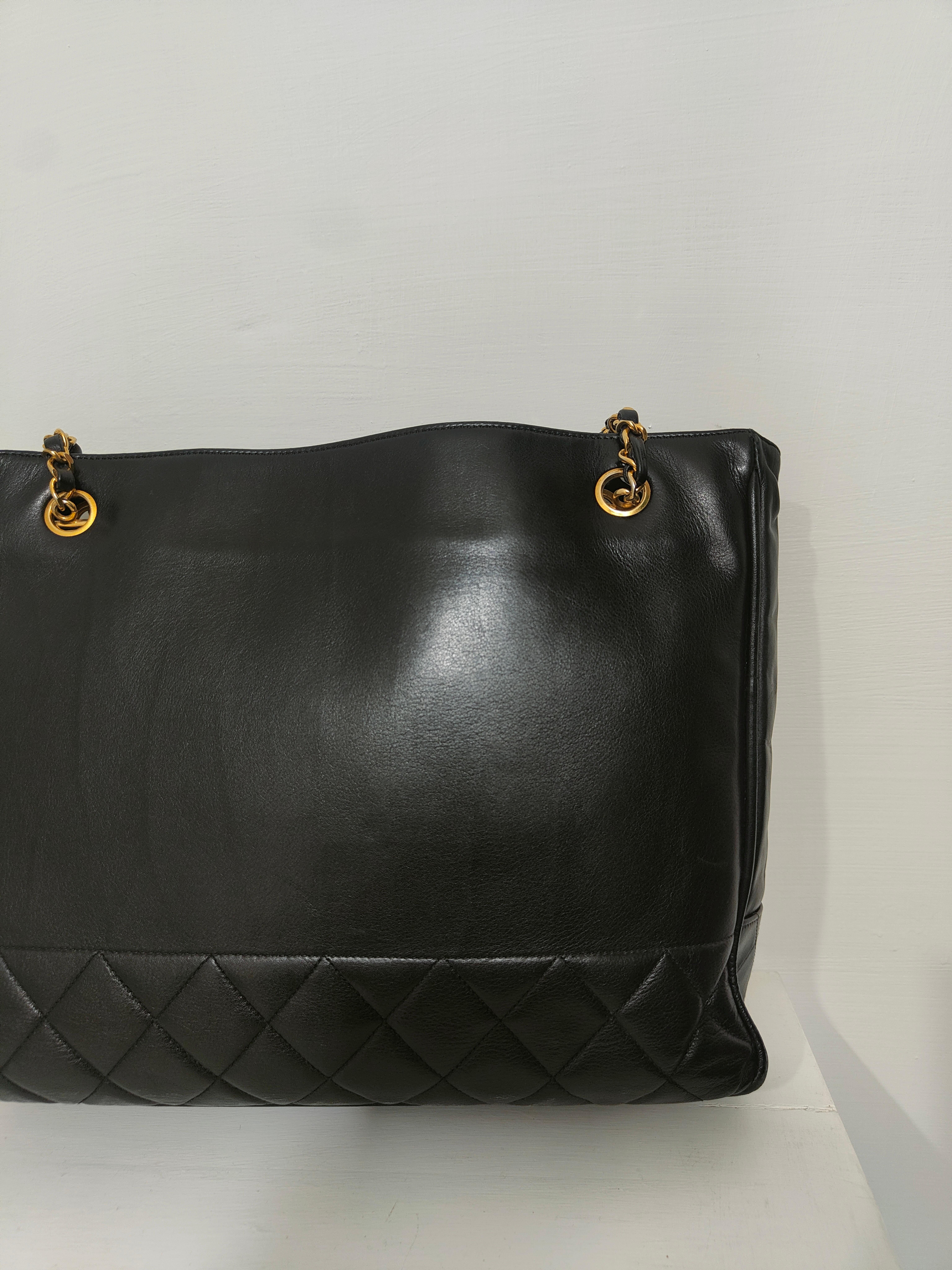 Women's or Men's 1990s Chanel black leather gold hardware shoulder bag For Sale