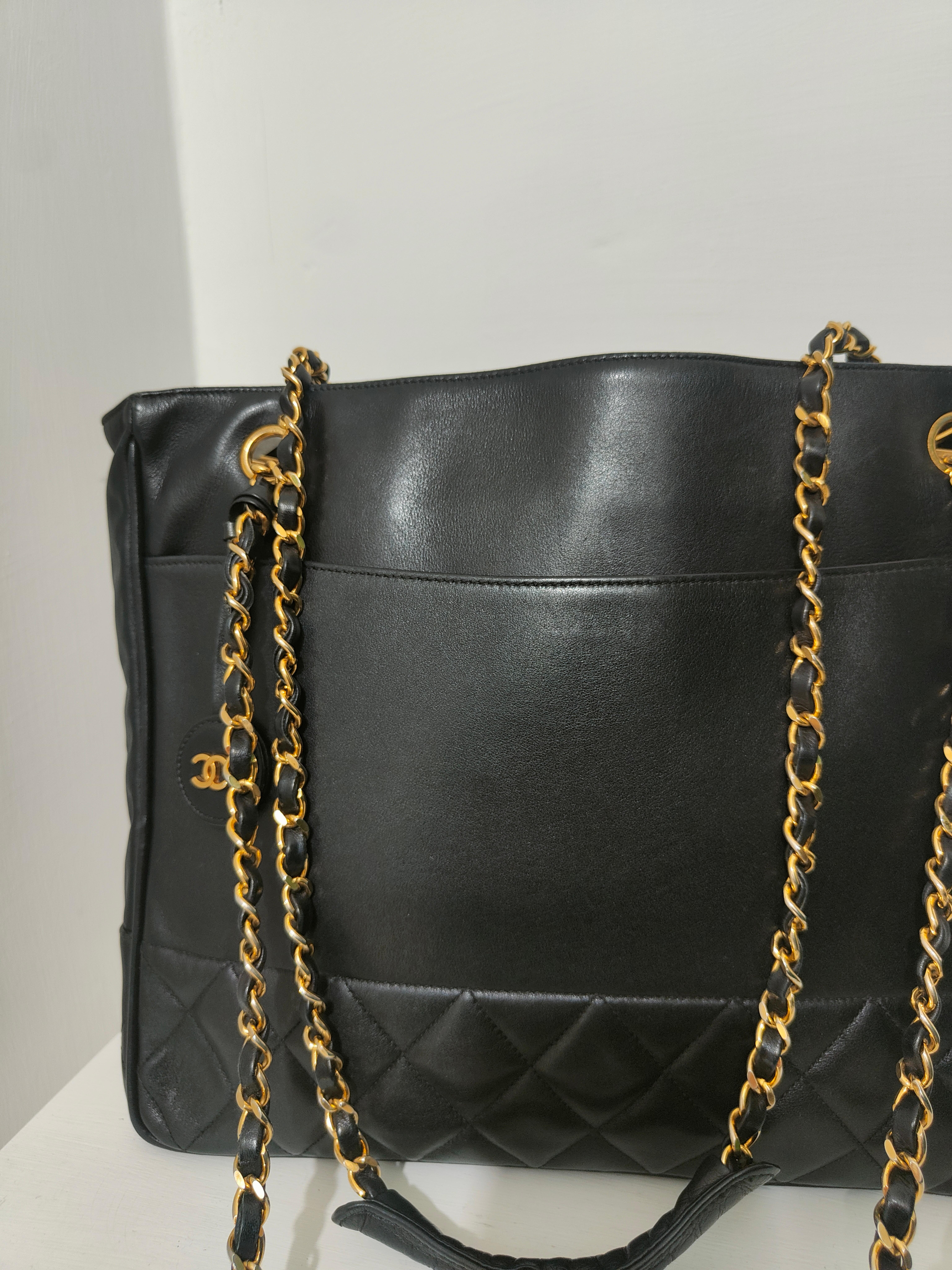 1990s Chanel black leather gold hardware shoulder bag For Sale 2