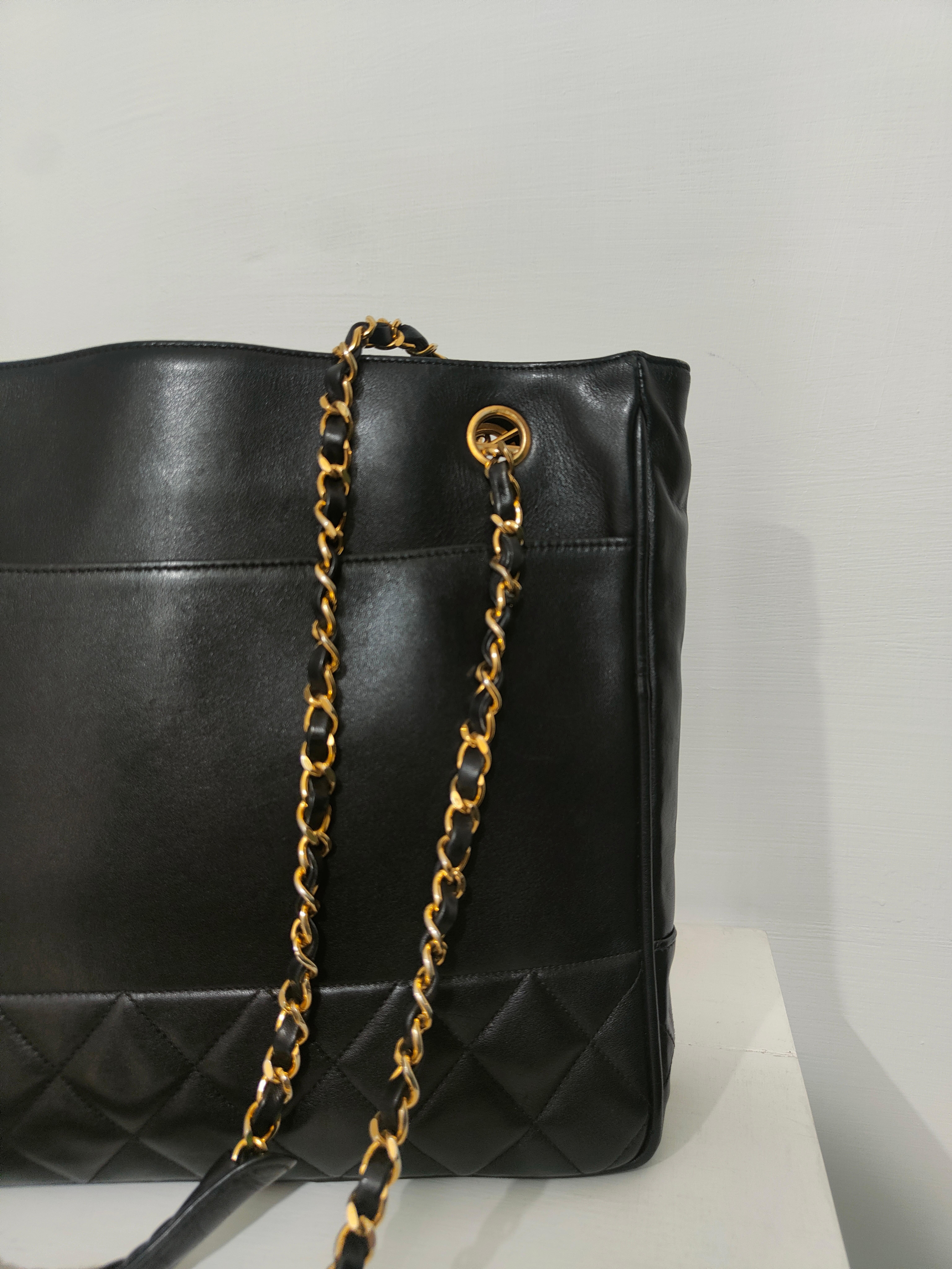 1990s Chanel black leather gold hardware shoulder bag For Sale 3