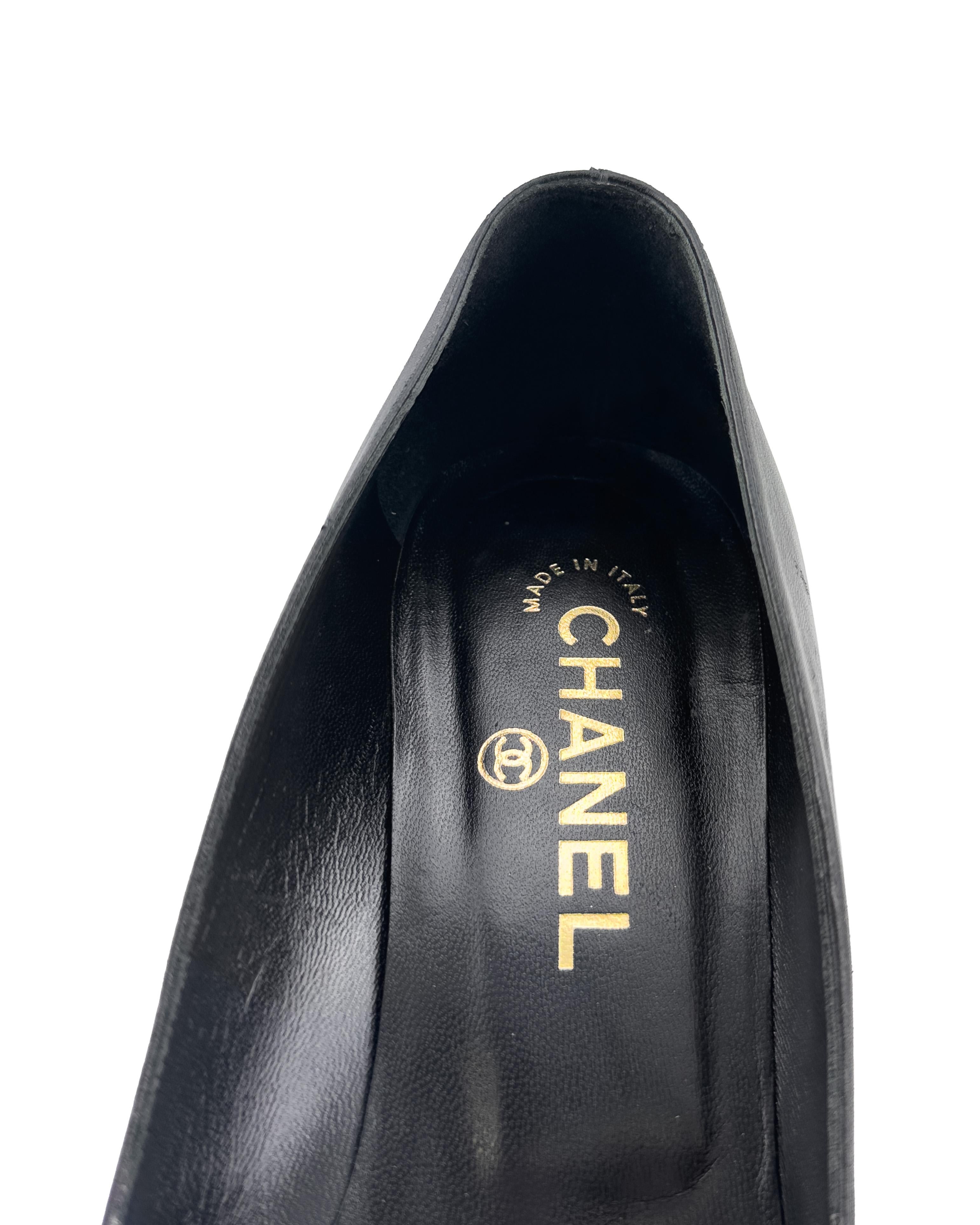Donna Chanel anni '90, tacchi a spillo in pelle nera con dettaglio a fibbia in vendita