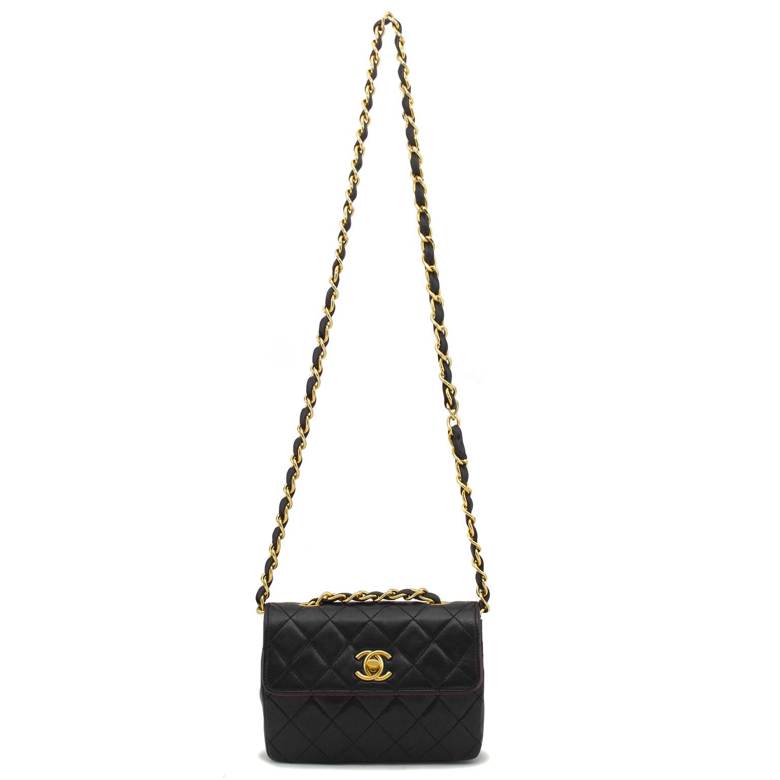 Mini borsa Chanel vintage in pelle nera trapuntata degli anni '90 con finiture dorate, tracolla singola in catena e pelle, chiusura a girello CC dorata sulla patta anteriore. Include un sacchetto per la polvere e una carta di autenticità. Eccellenti