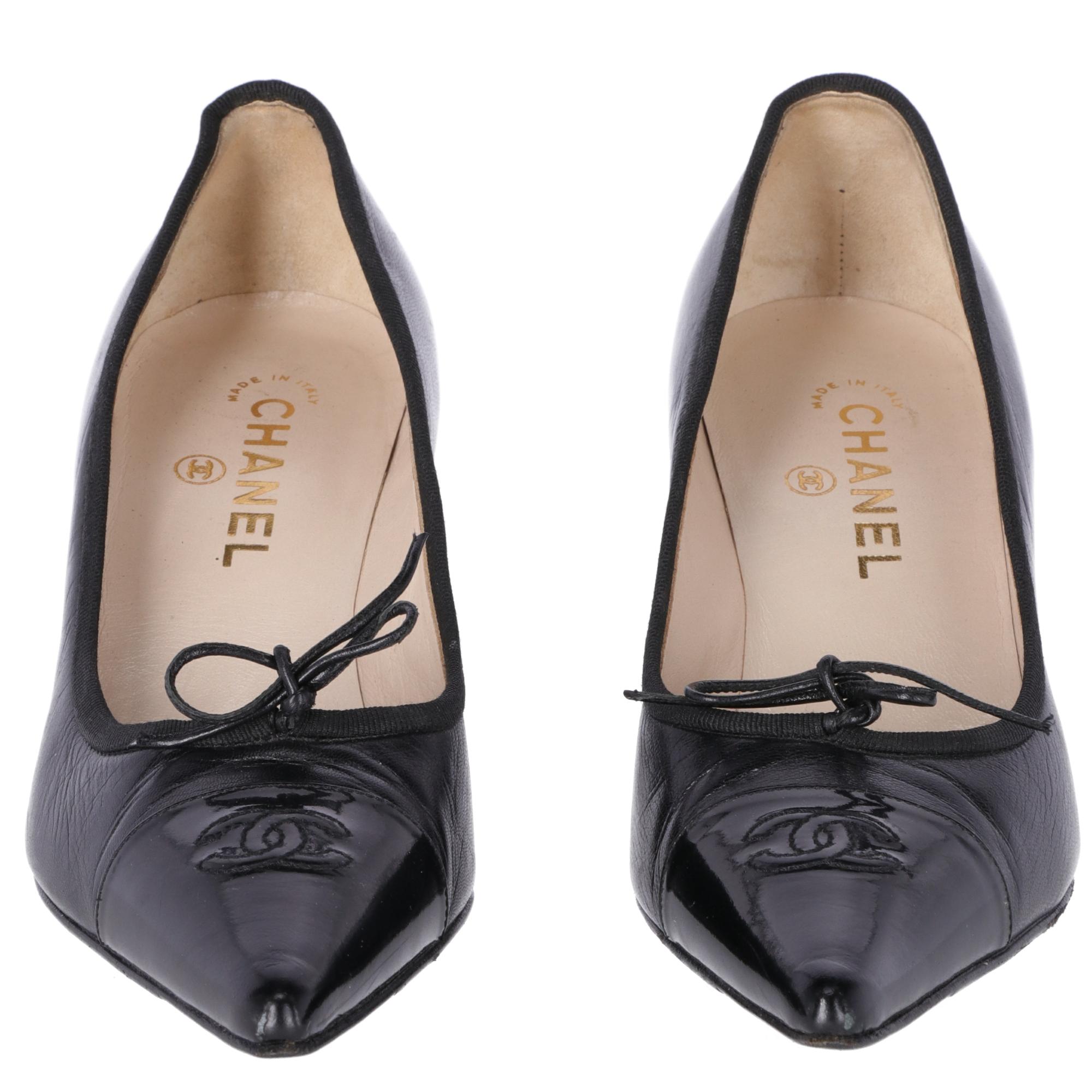 Chanel heeled shoes in black leather, shiny toe with embroidered black logo and leather bow. Lined in ivory leather.

The item is vintage and shows different signs of wear on the leather, as shown in the pictures.

Made in Italy

Years: 1990

Size: