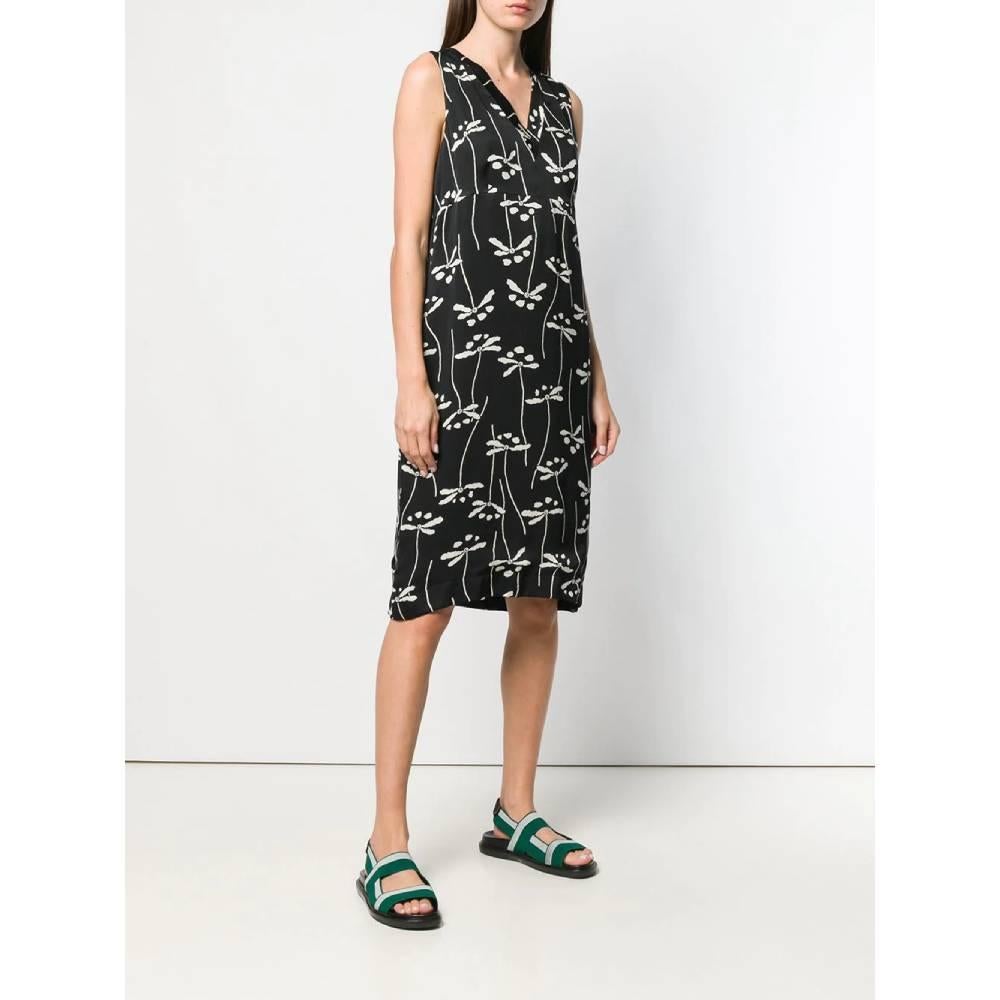Chanel dress in black silk with white floral print. Model with V-neck, sleeveless, back zip closure and knee length.

Years: 1998

Made in France

Size: 42 FR

Linear measures

Lenght: 100 cm
Bust: 50 cm
Shoulders: 35 cm
Waist: 48,5 cm