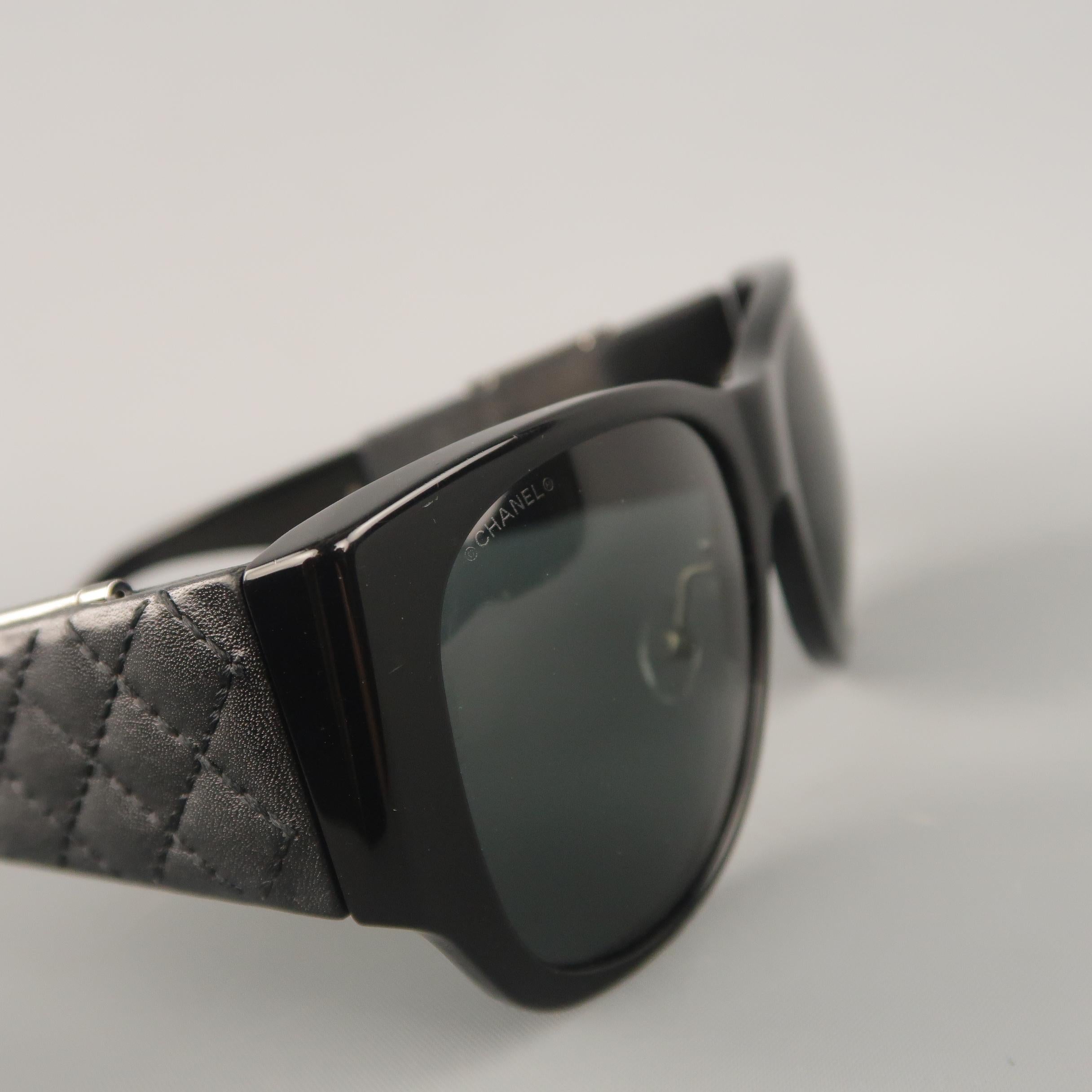  1990's CHANEL Black Quilted Leather Flip Up Mirror Arm 5202 Sunglasses In Good Condition In San Francisco, CA