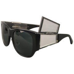 1990er CHANEL Schwarze Sonnenbrille aus gestepptem Leder mit Flip-Up-Spiegelarm 5202