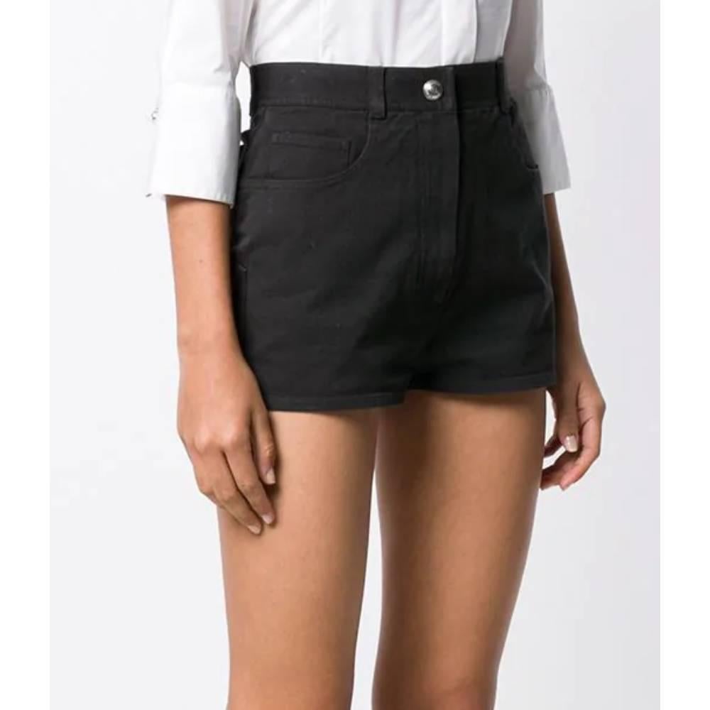 Chanel shorts in black cotton blend. Straight model with high waist, front closure with logoed button and zip. Side welt pockets with decorative laces on the sides.

Years: '90

Made in France

Size: 40 IT

Linear measures

Waist: 31 cm
Hips: 44 cm