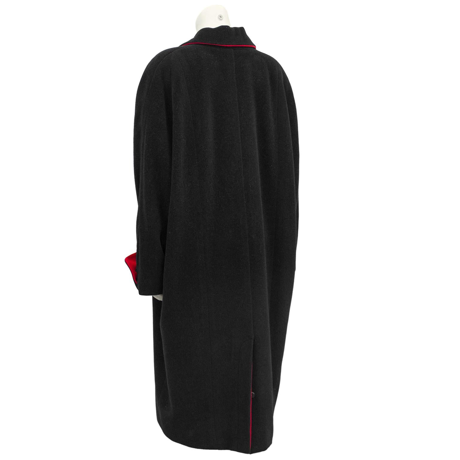Noir Chanel - Manteau cocon en laine noire avec passepoil rouge, années 1990 en vente
