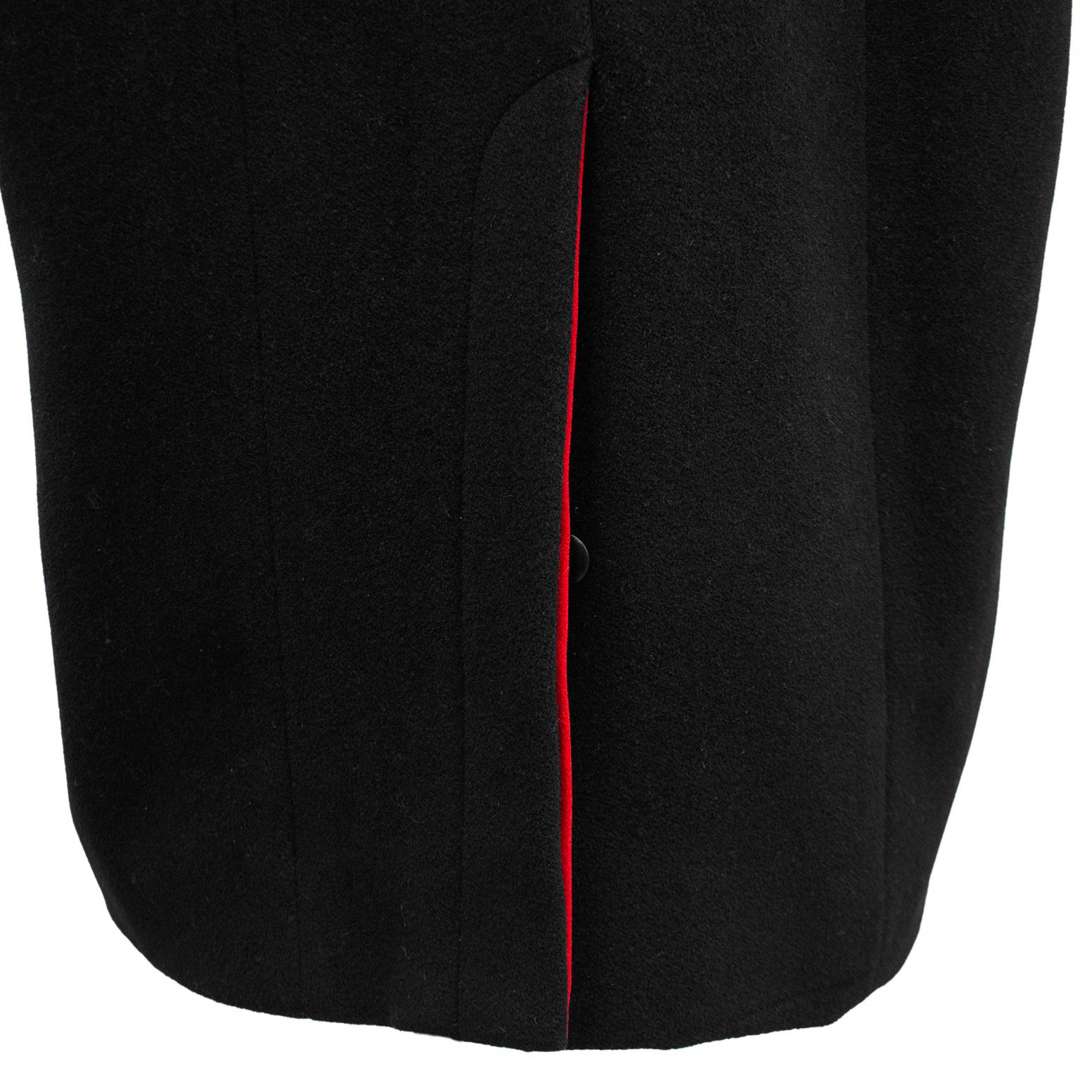Chanel - Manteau cocon en laine noire avec passepoil rouge, années 1990 Unisexe en vente