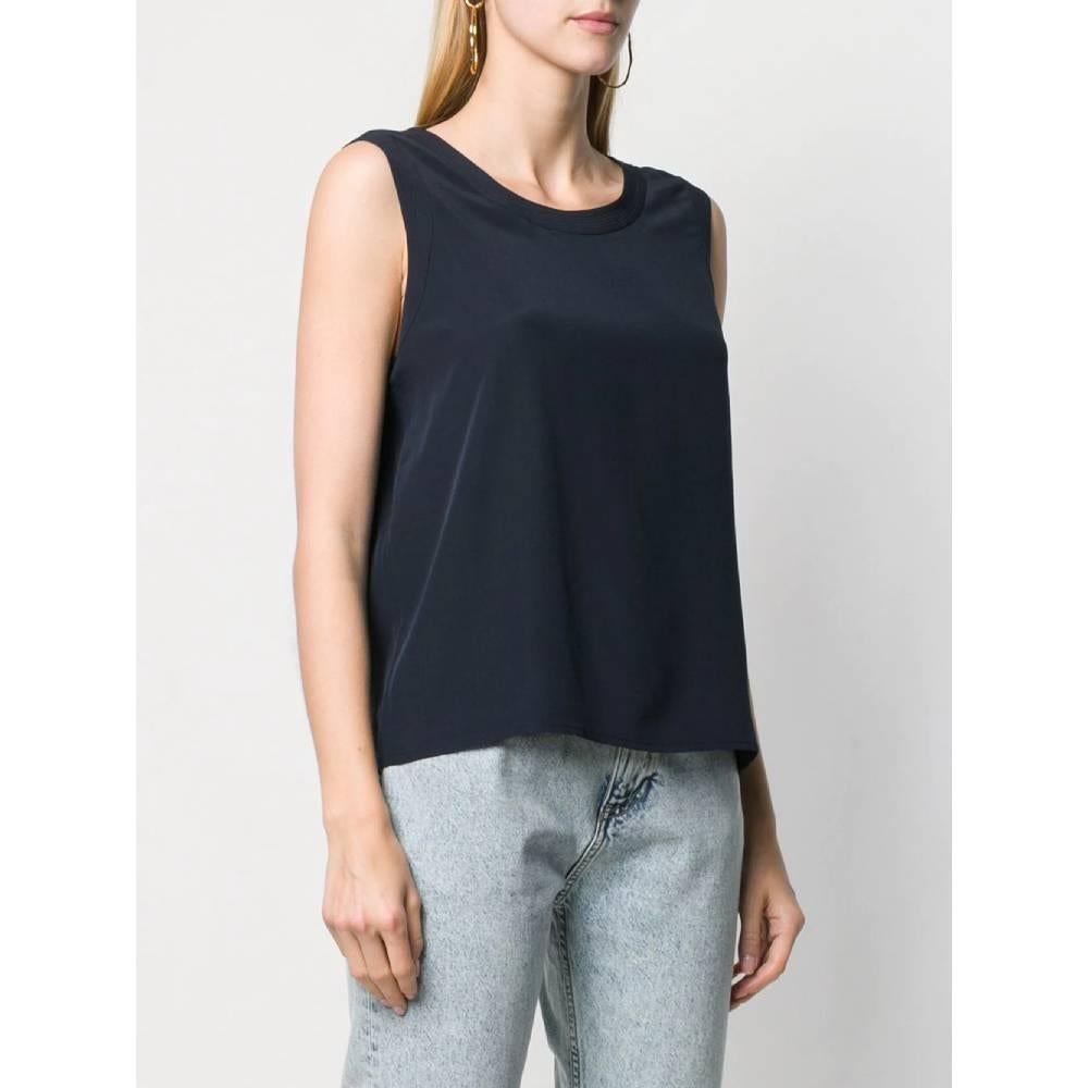Chanel blue silk top, round neckline, sleeveless, decorative stitching and back closure with button.
Years: 90s

Made in France

Size: 36 FR

Flat measurements

Lenght: 60 cm
Bust: 42 cm