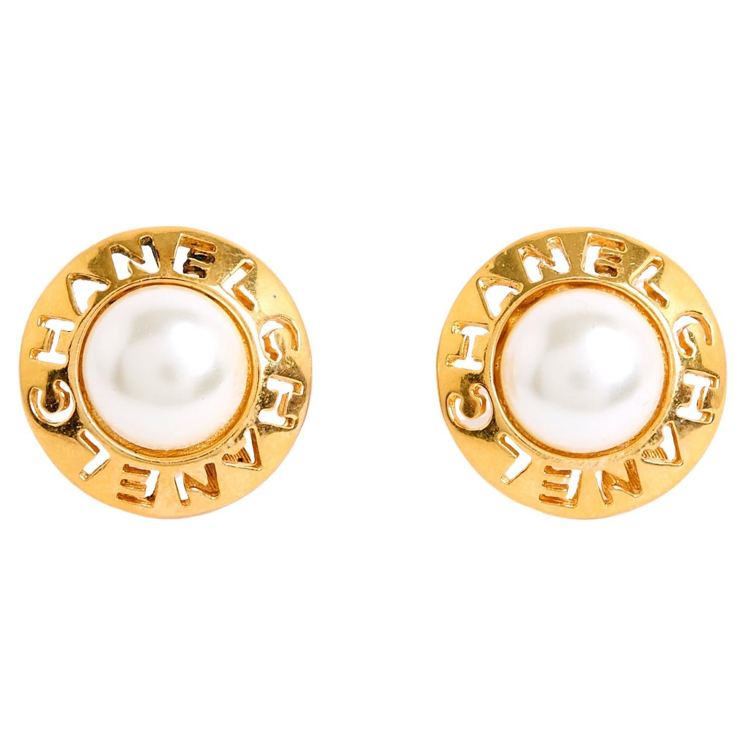 1990s Chanel Boucles d'oreille Clips CHANEL Clip on earrings For Sale