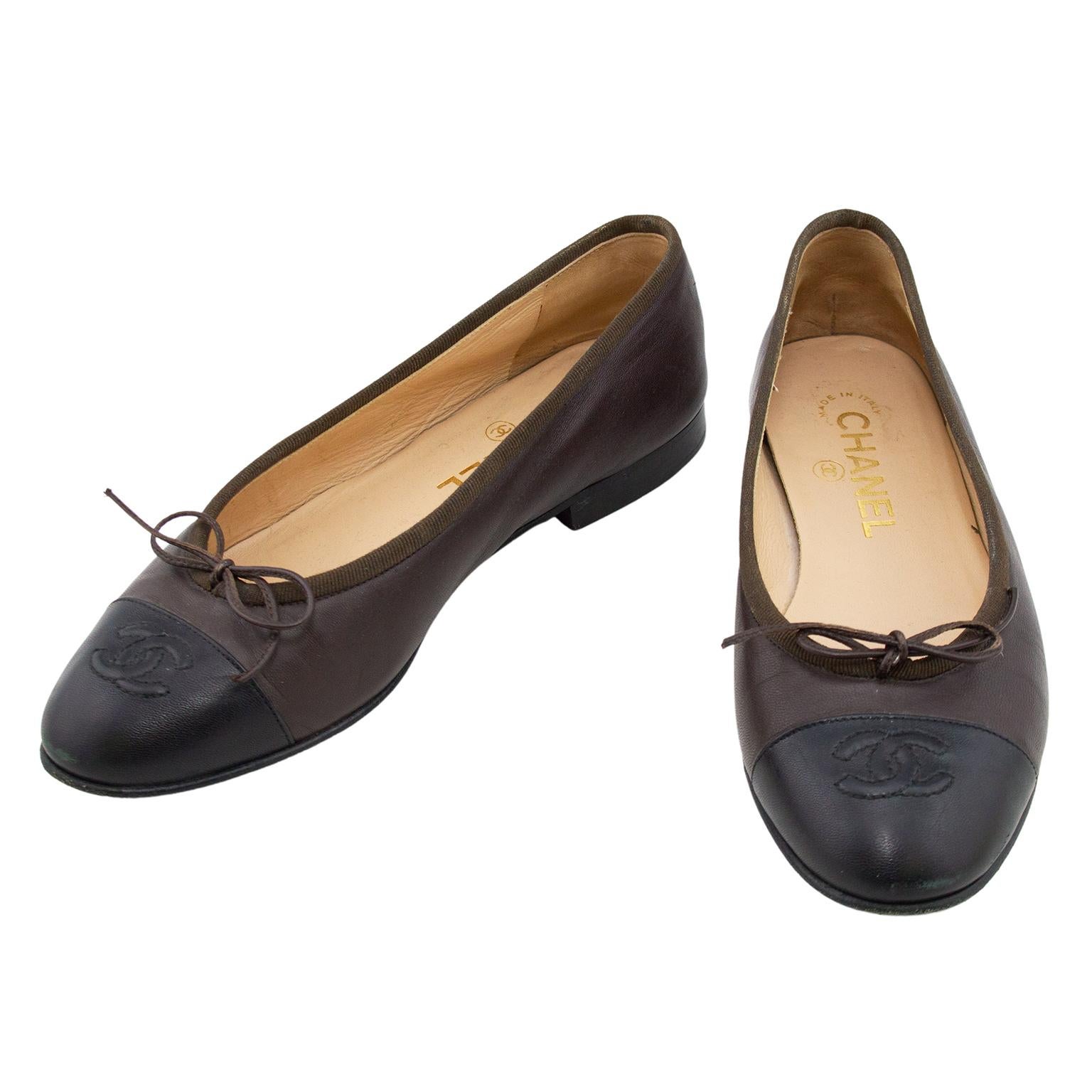 Classic and always chic brown leather Chanel ballet flats with black cap-toes, bow accents at vamps, grosgrain trim and stacked heels. Excellent vintage condition - slight signs of wear to leather. Some wear to soles. No box. Size 36. Fit closer to