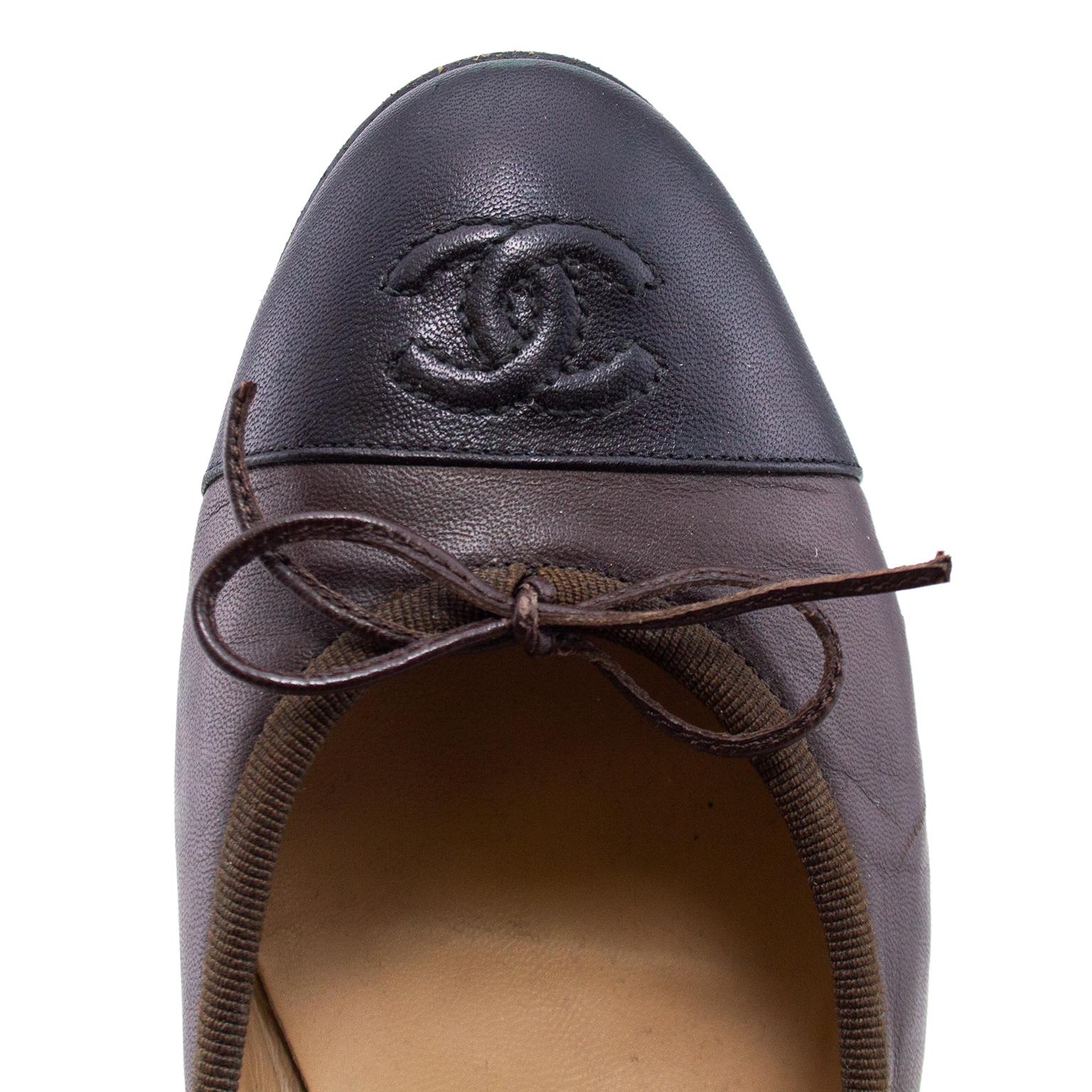 1990s Chanel Brown and Black Leather Flats In Good Condition In Toronto, Ontario