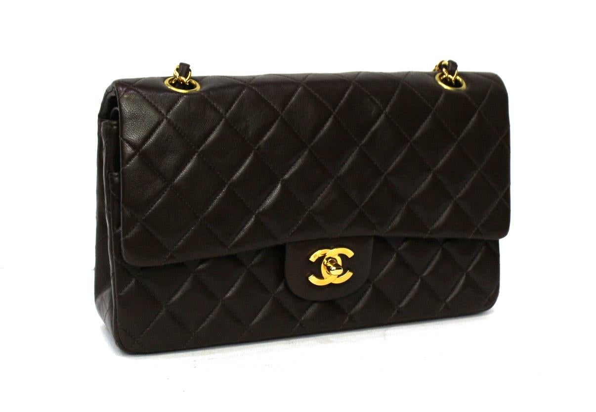 Chanel 2.55 double-flap bag made of brown quilted leather with golden hardware.
Closure with CC logo, internally quite large. Equipped with leather shoulder strap and adjustable chain. To be a 90's product it is in excellent condition.