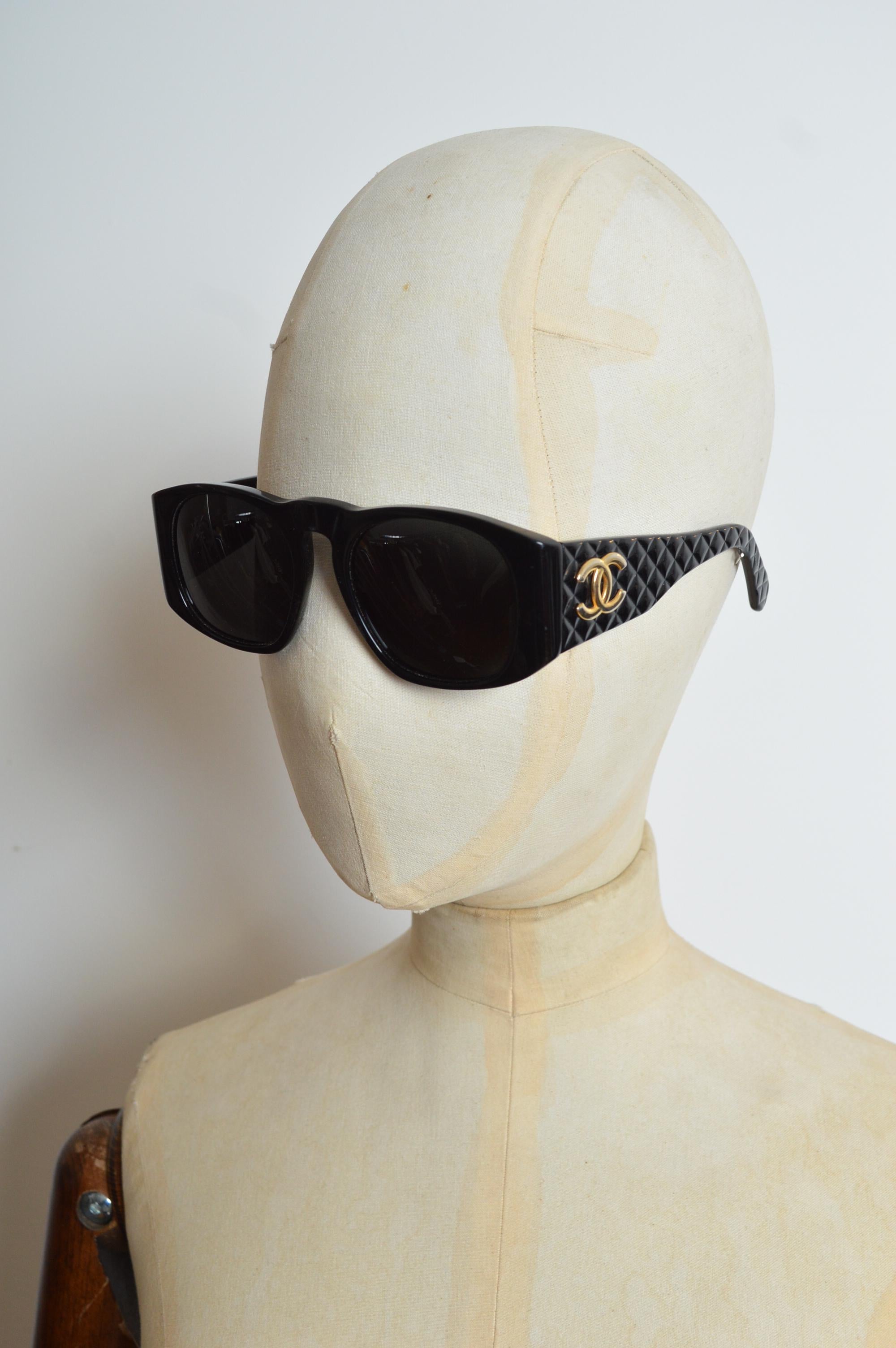 1990’s Chanel by Karl Lagerfeld Black & Gold CC Rounded Shades - Sunglasses
Size - One size / Standard - Small 
Fabulous 1990’s Black & Gold Quilted arm detail Sunglasses with Gold CC Logos on each side.
Measurements in inches:
Frame length across