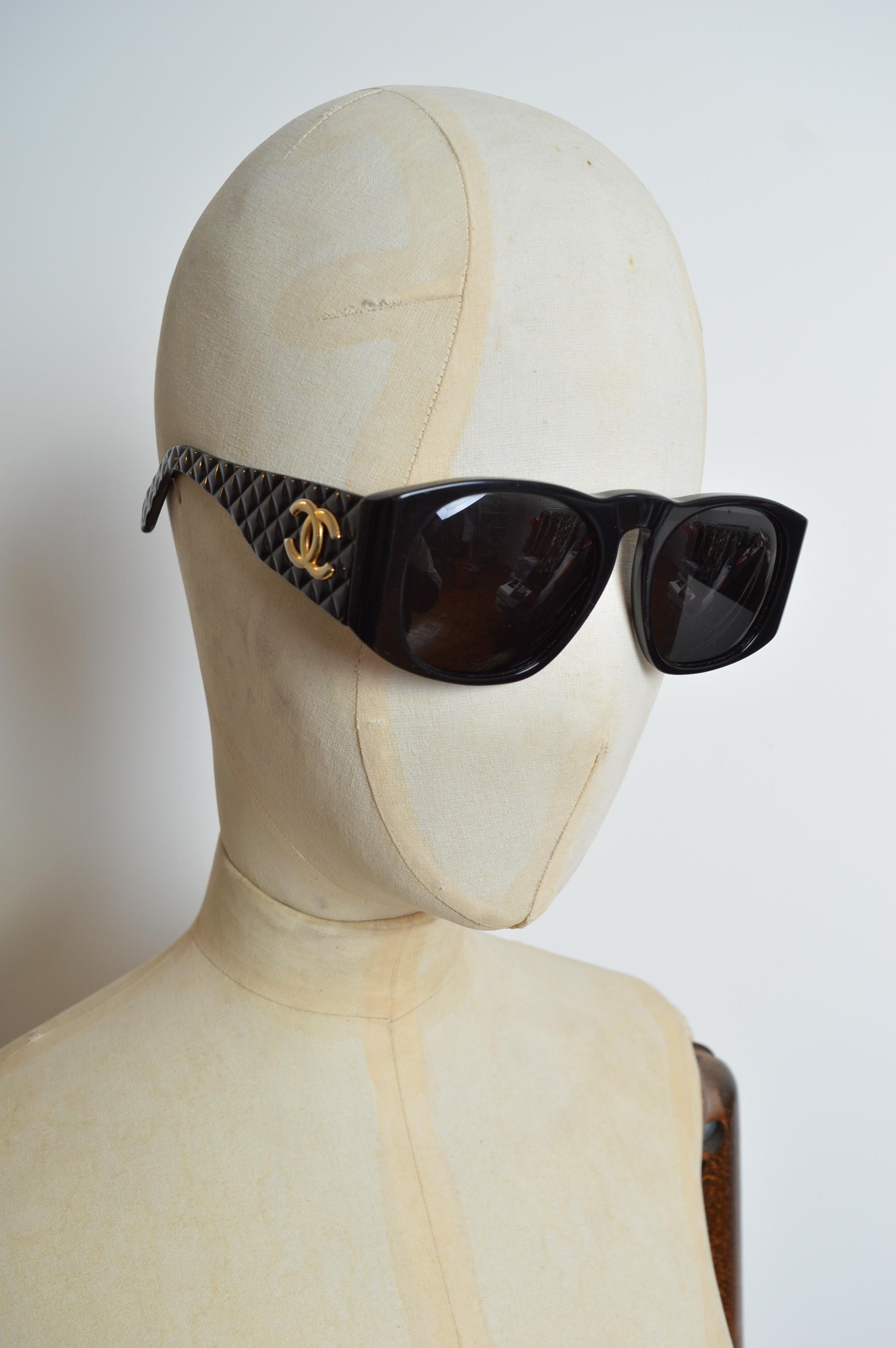 1990’s Chanel by Karl Lagerfeld Black & Gold CC Rounded Shades - Sunglasses In Fair Condition For Sale In Sheffield, GB
