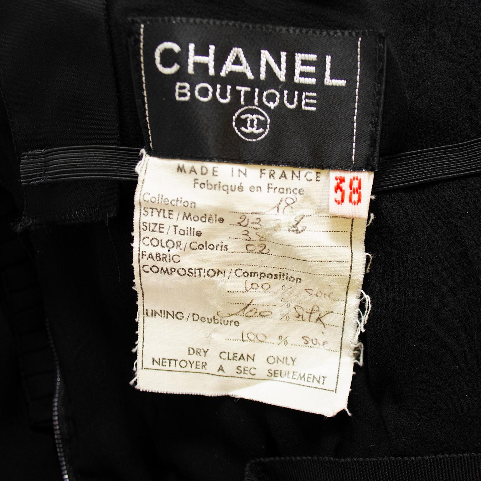 Robe de la collection Chanel 18 en mousseline noire avec ceinture en chaîne dorée, années 1990  en vente 7