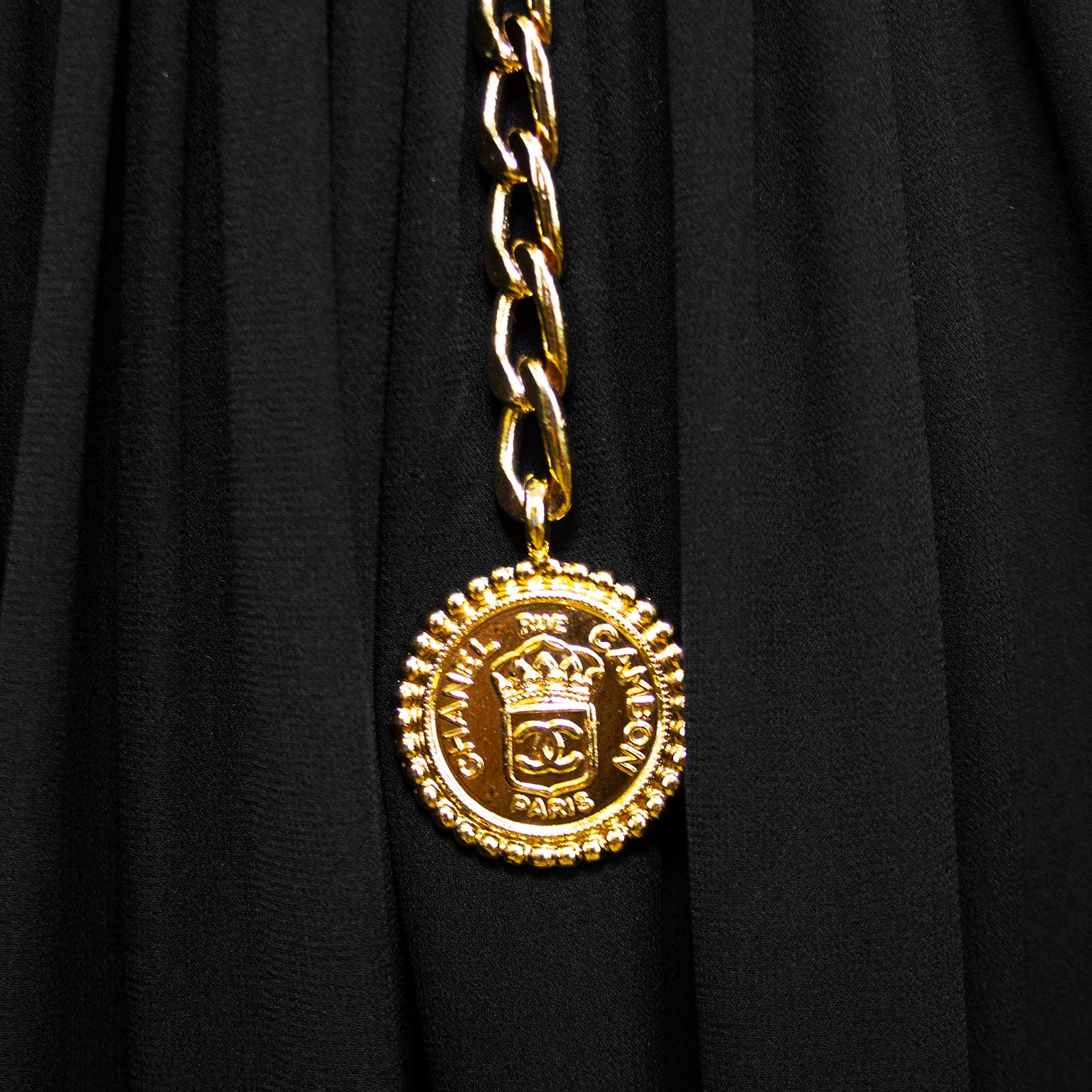Robe de la collection Chanel 18 en mousseline noire avec ceinture en chaîne dorée, années 1990  en vente 3