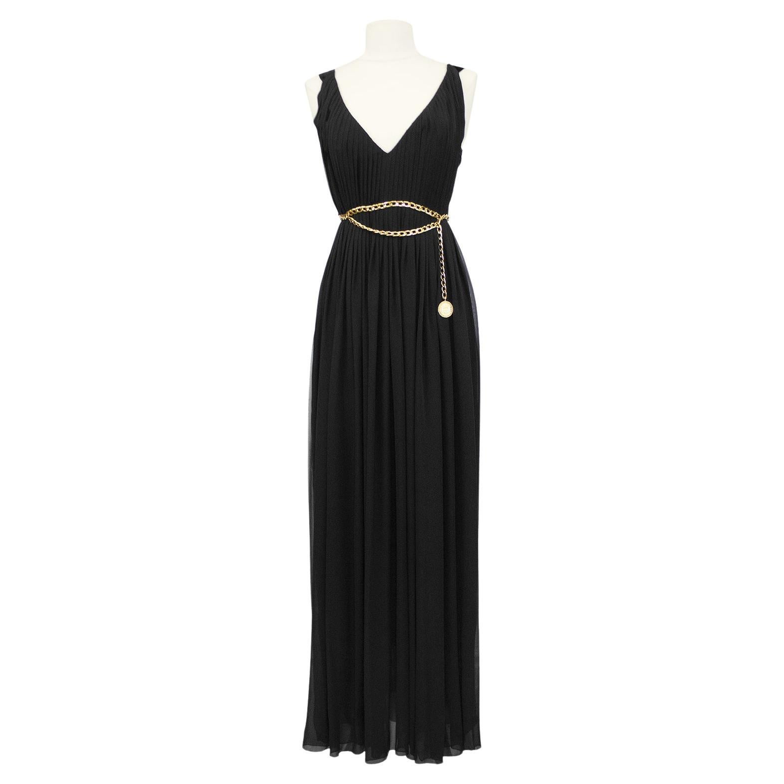 Robe de la collection Chanel 18 en mousseline noire avec ceinture en chaîne dorée, années 1990  en vente