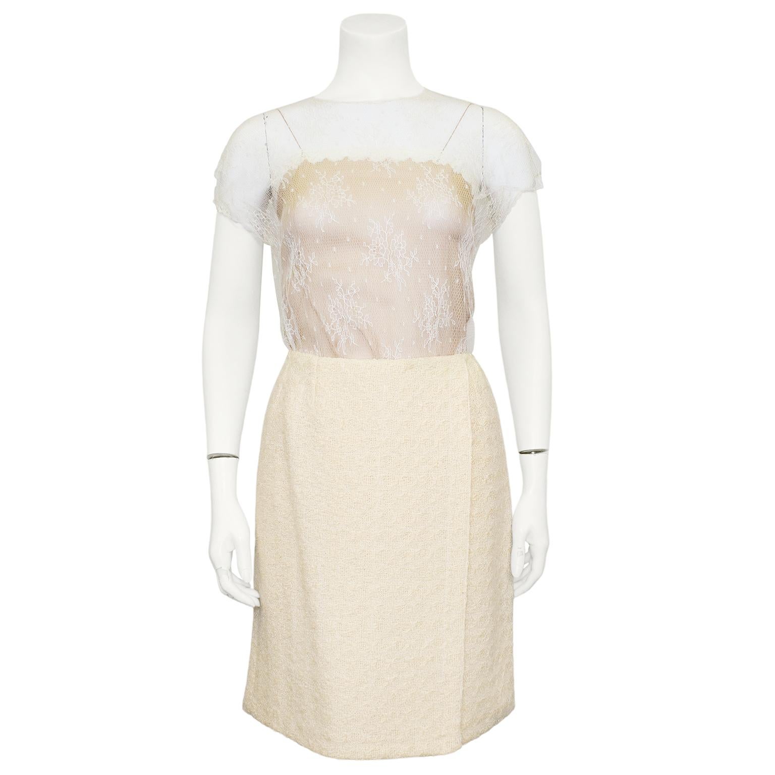 1990’s Chanel Cream Lace & Bouclé Wool 5pc RTW Skirt Suit In Good Condition For Sale In Toronto, Ontario