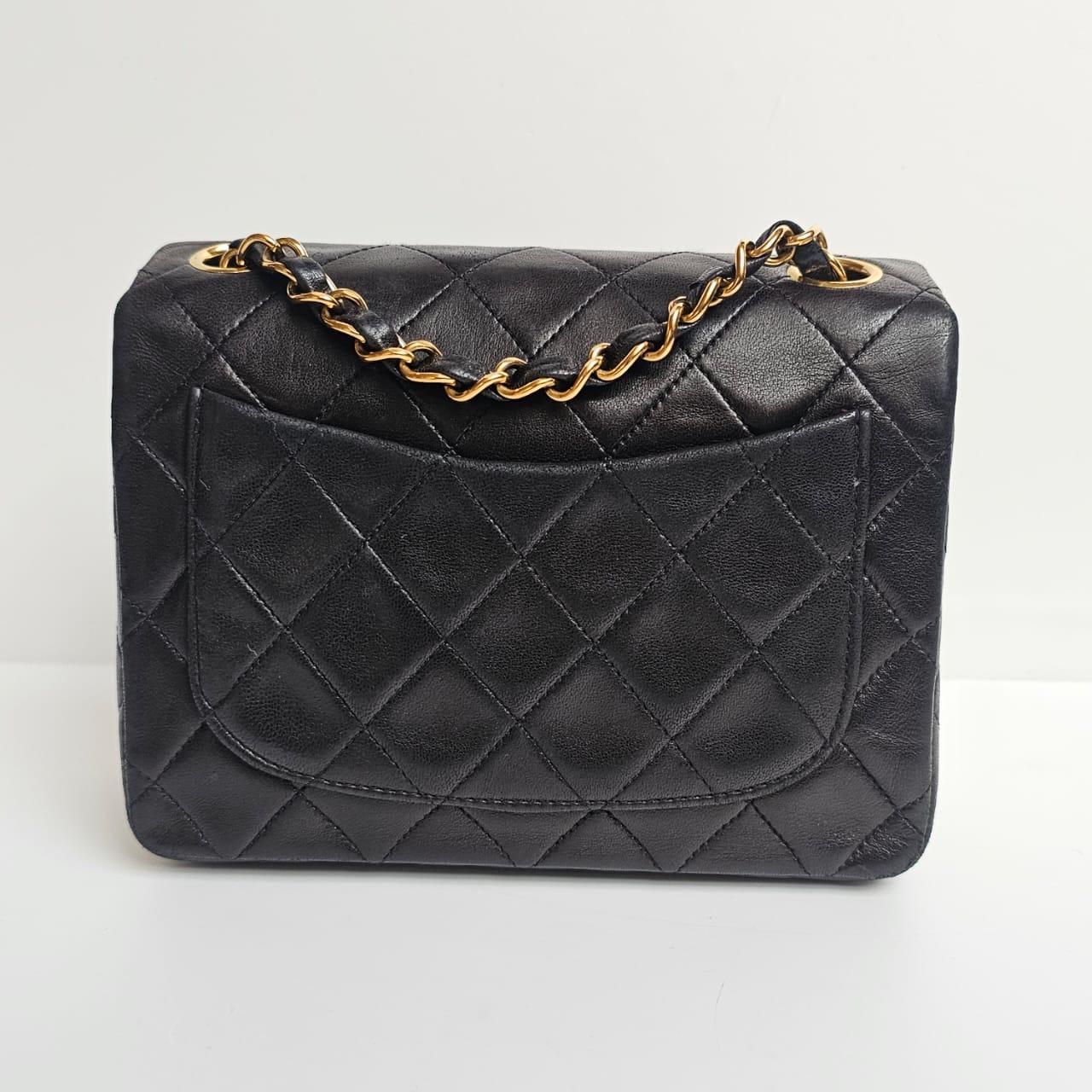 1990er Chanel Dunkelbraunes Lammfell Gesteppte Mini Square Classic Flap Bag im Angebot 5