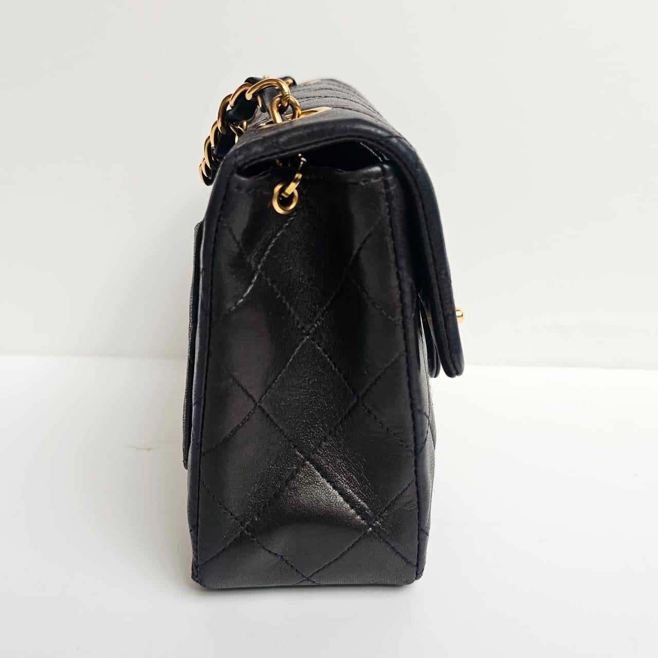 1990er Chanel Dunkelbraunes Lammfell Gesteppte Mini Square Classic Flap Bag im Angebot 6