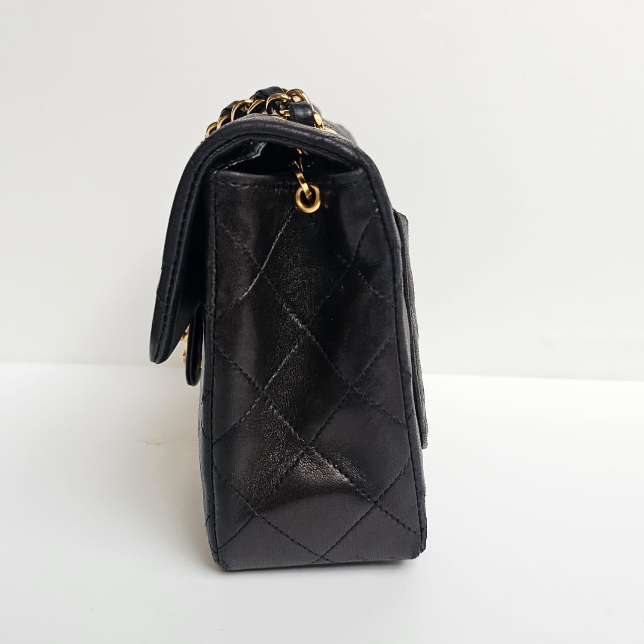 1990er Chanel Dunkelbraunes Lammfell Gesteppte Mini Square Classic Flap Bag im Angebot 7