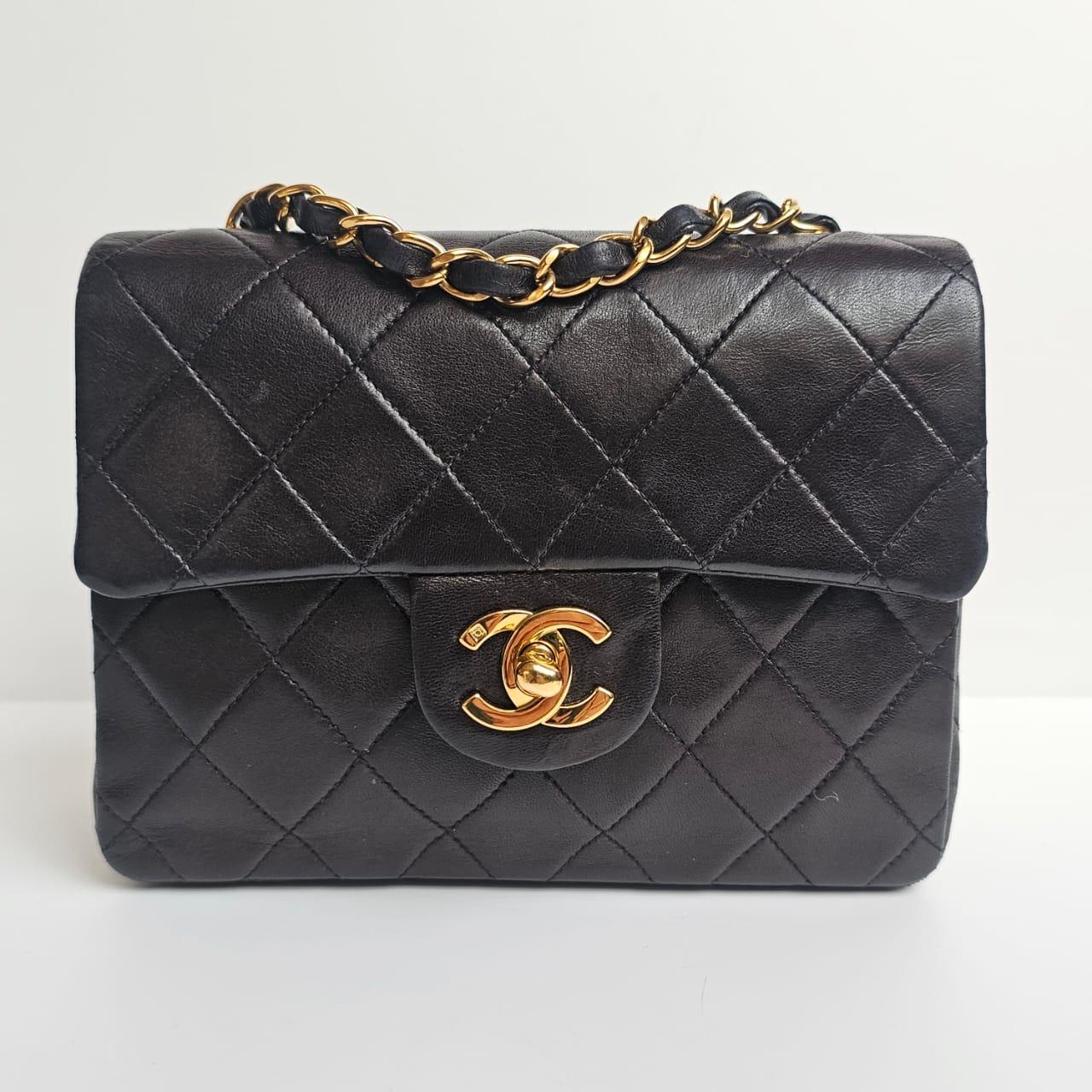1990er Chanel Dunkelbraunes Lammfell Gesteppte Mini Square Classic Flap Bag im Angebot 9