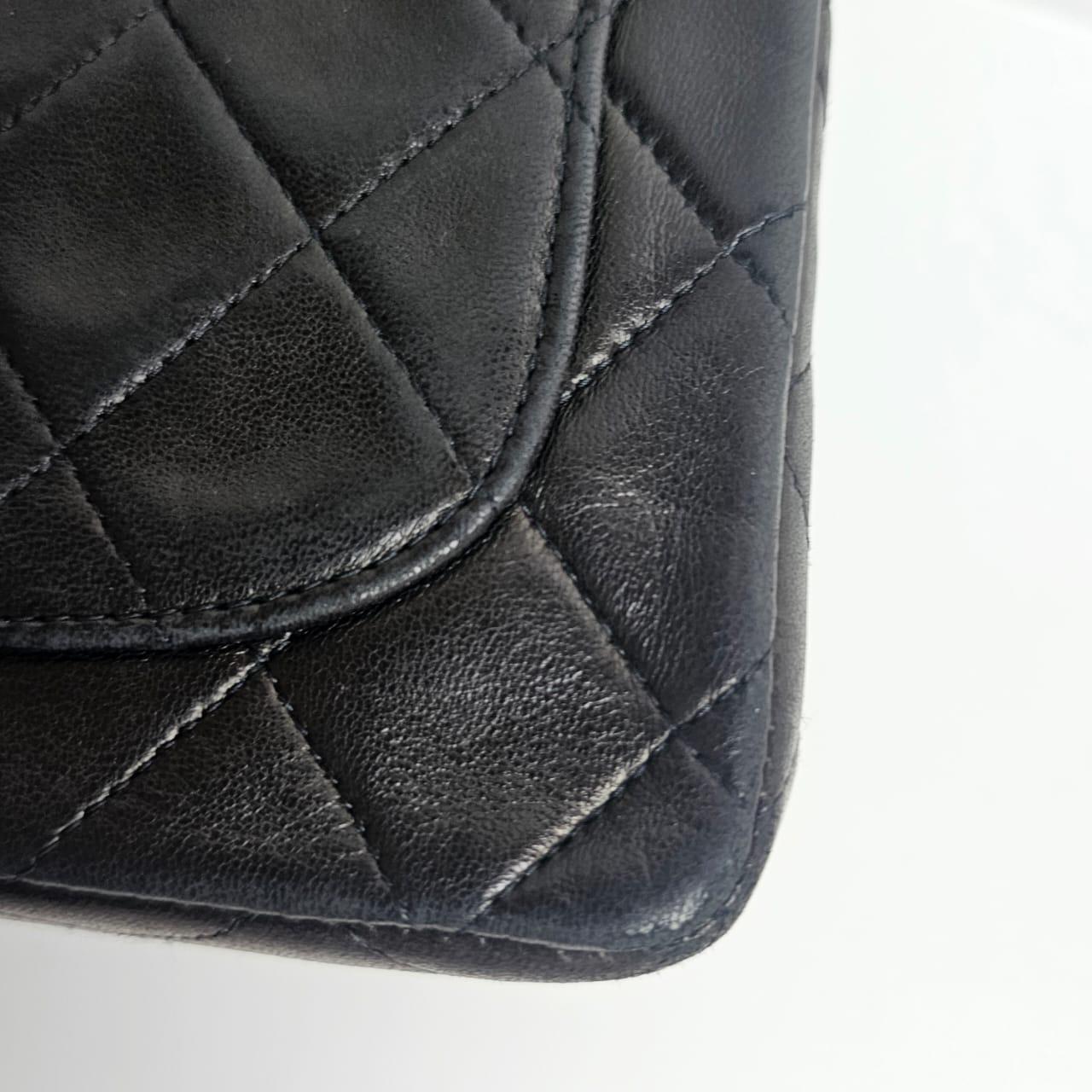 1990er Chanel Dunkelbraunes Lammfell Gesteppte Mini Square Classic Flap Bag im Angebot 11