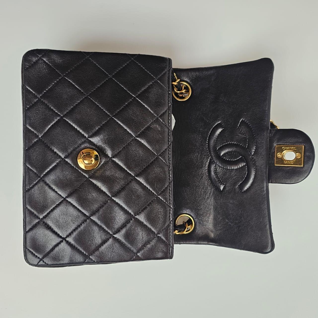 1990er Chanel Dunkelbraunes Lammfell Gesteppte Mini Square Classic Flap Bag im Angebot 13