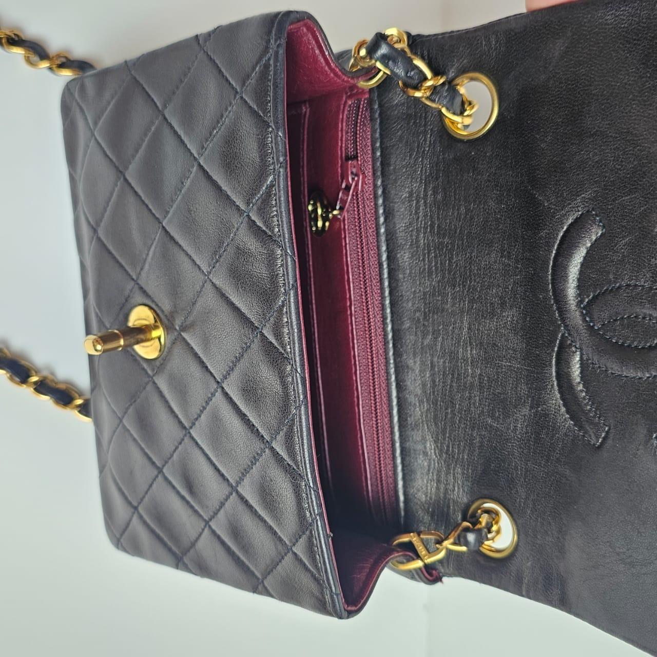 1990er Chanel Dunkelbraunes Lammfell Gesteppte Mini Square Classic Flap Bag im Angebot 1