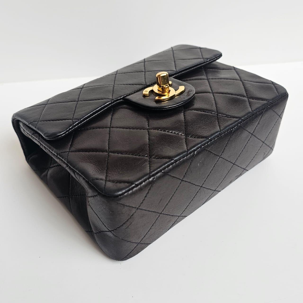 1990er Chanel Dunkelbraunes Lammfell Gesteppte Mini Square Classic Flap Bag im Angebot 3