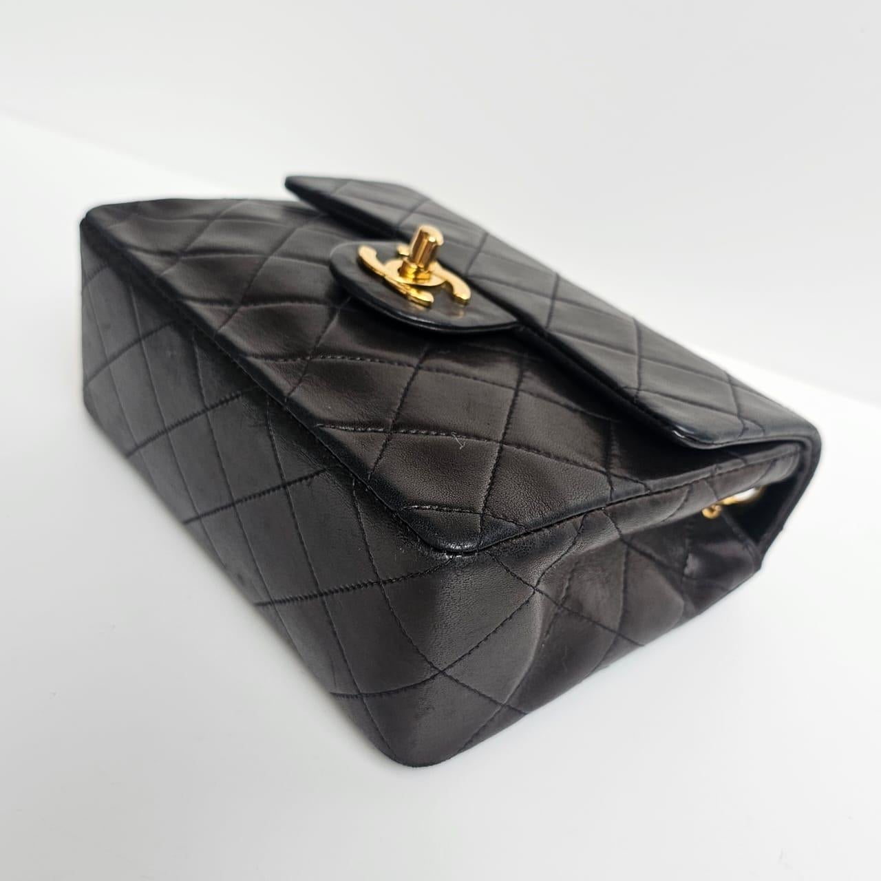 1990er Chanel Dunkelbraunes Lammfell Gesteppte Mini Square Classic Flap Bag im Angebot 4