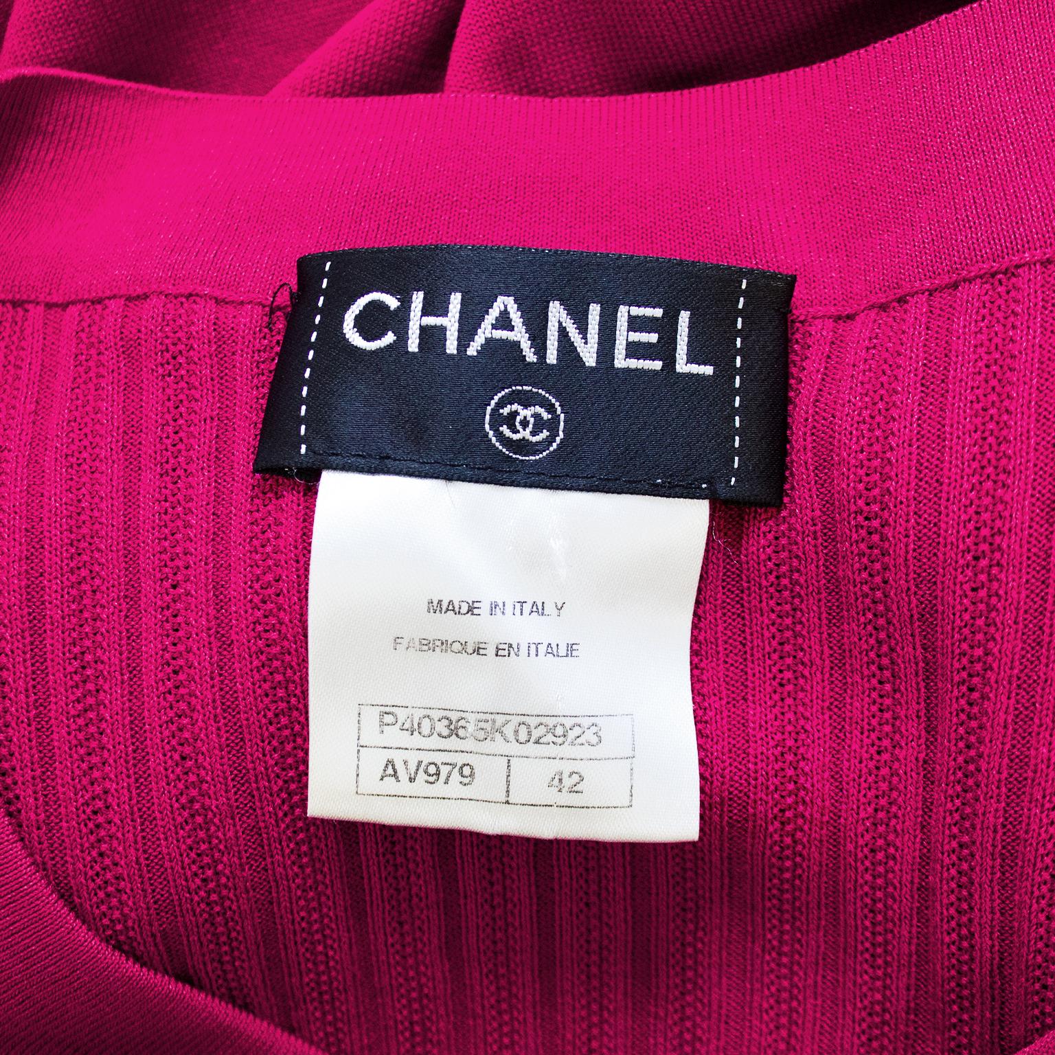 Resort 2011 Chanel Dunkel- Magentafarbenes geripptes Strickkleid  Damen im Angebot