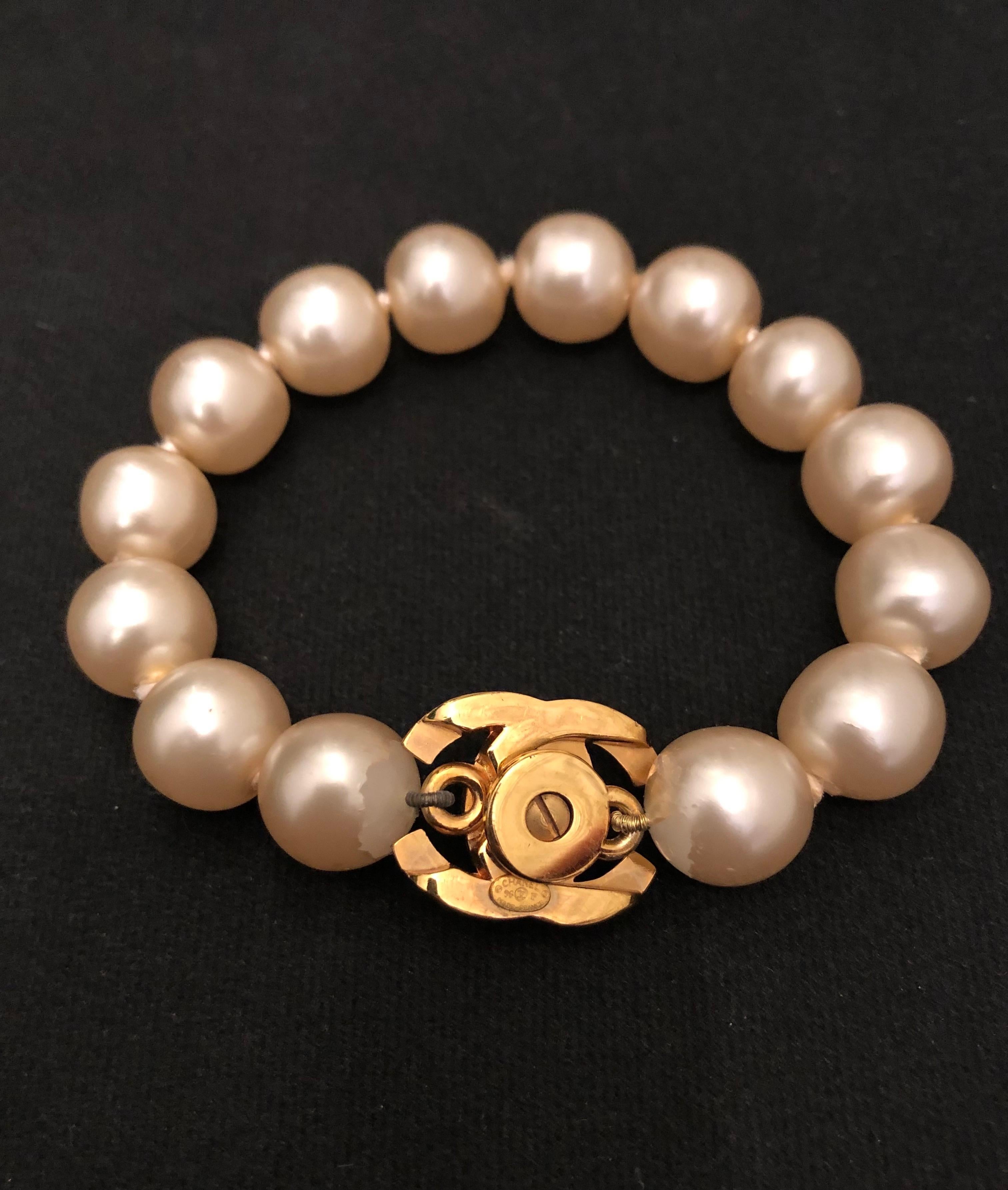 1990s Chanel Faux Pearl Turnlock Bracelet Turn Lock In Good Condition In Bangkok, TH
