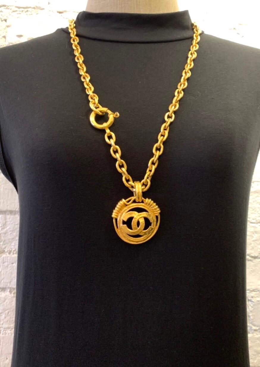 1990s Chanel good toned chain necklace featuring a sturdy and thick chain and a CC logo surrounded by a wired frame. Stamped 94P made in France. Measures 74 cm Charm 5.5 x 4.4 cm. Spring ring fastening. Comes with box.

Condition: Minor signs of