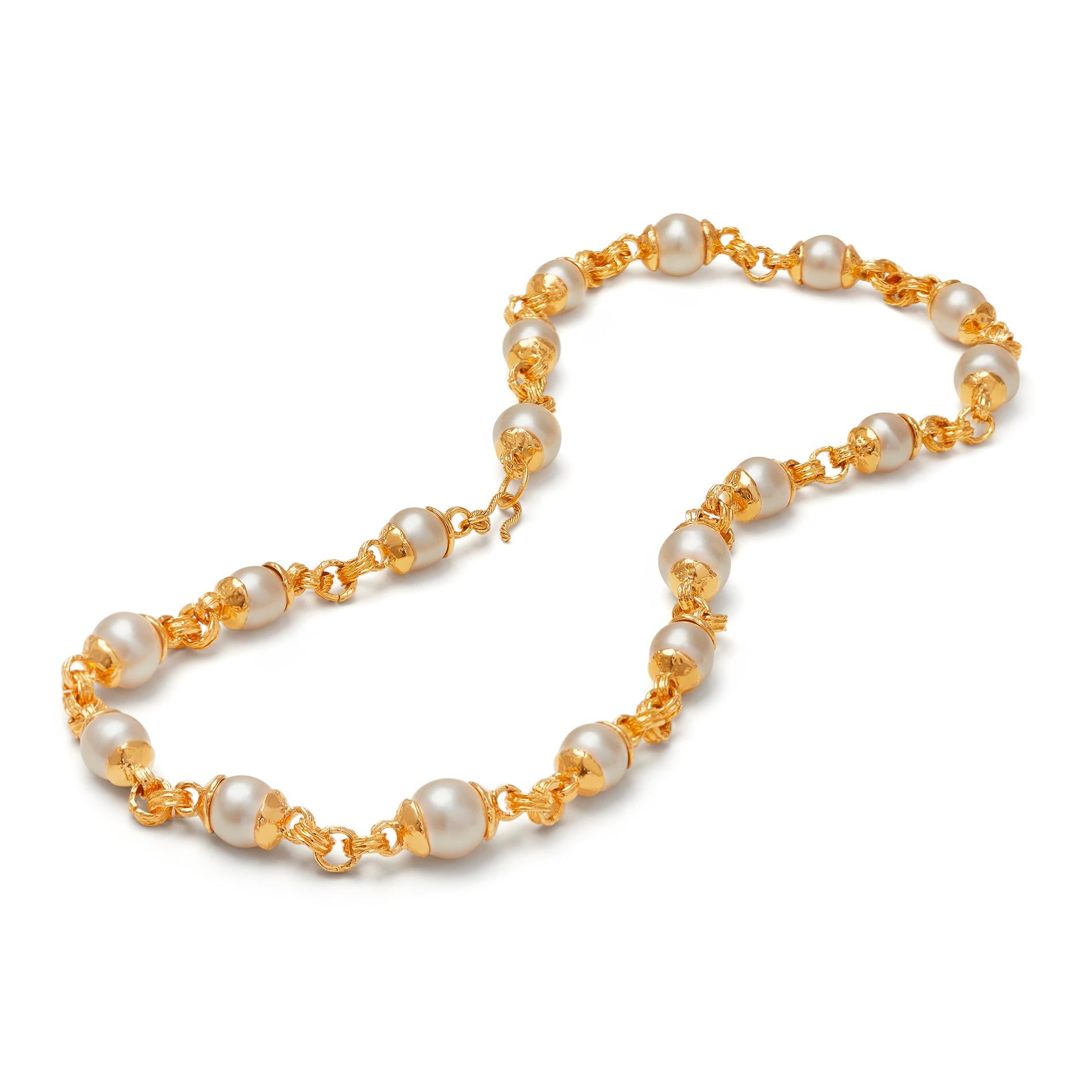 1990s Chanel large simulated pearl and gold chain link necklace. From the time Karl Lagerfeld and Victoire de Castellane were the creative directors for the House in fashion and jewellery respectively. This single strand sautoir simply slips on over