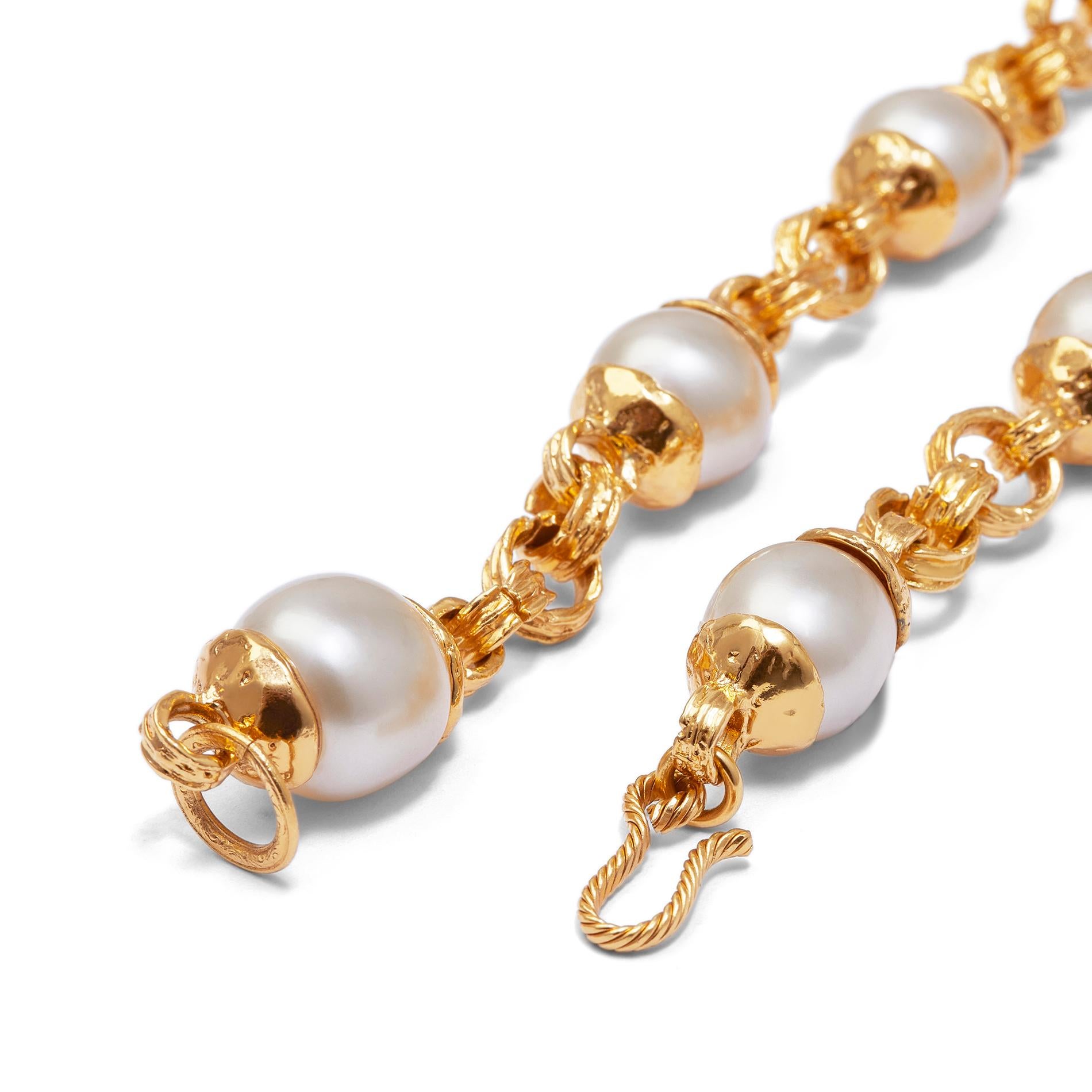 1990er Chanel Goldkette und große Perlenkette mit Perlenkette Damen im Angebot