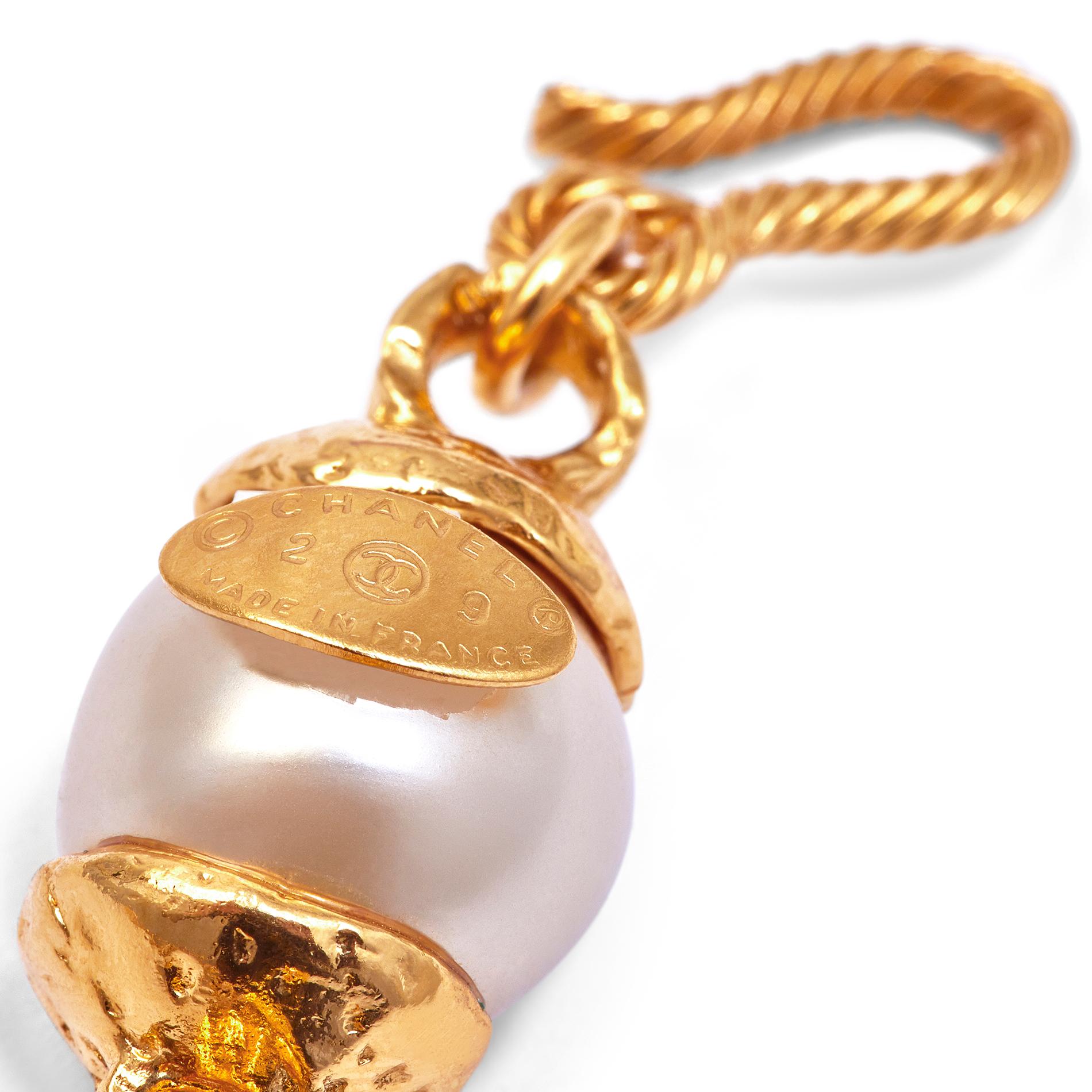 1990er Chanel Goldkette und große Perlenkette mit Perlenkette im Angebot 1