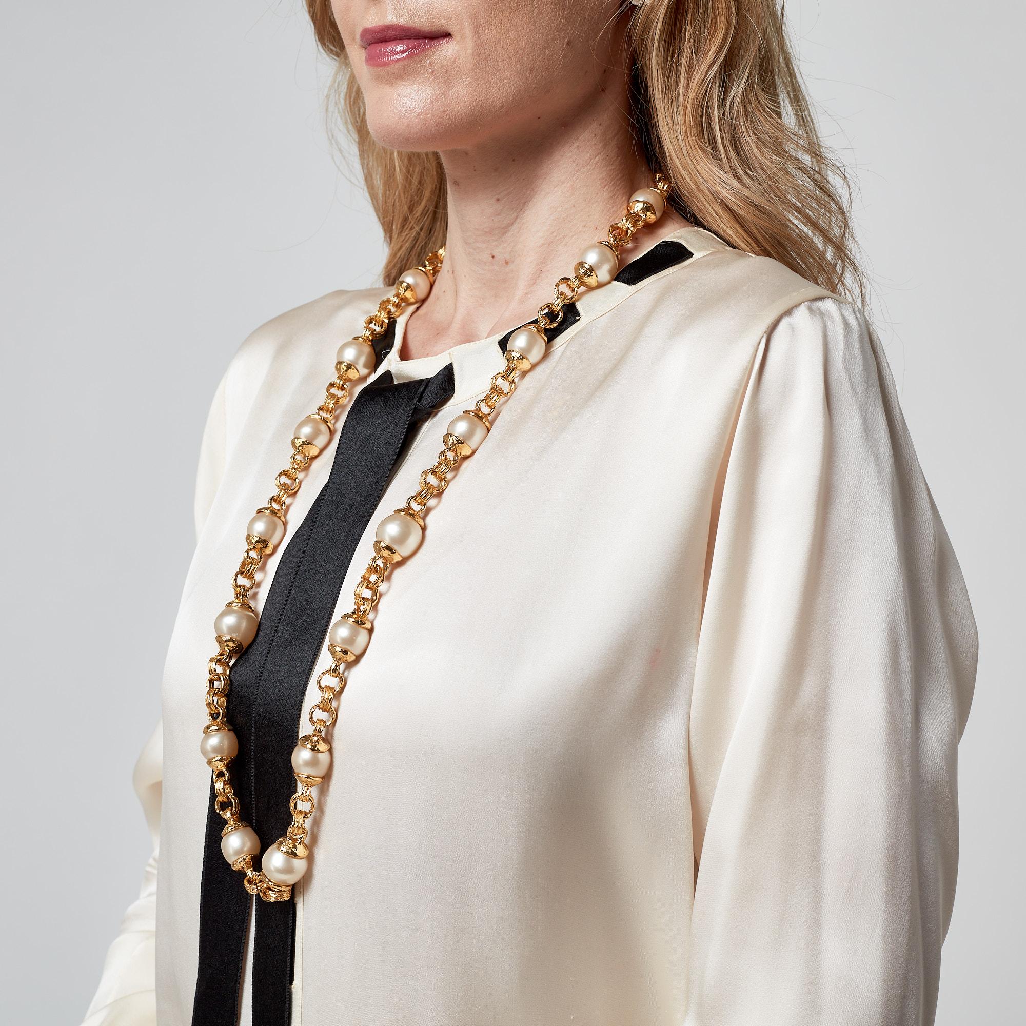 Collar Chanel de cadena de oro y perlas grandes de los años 90 en venta 1